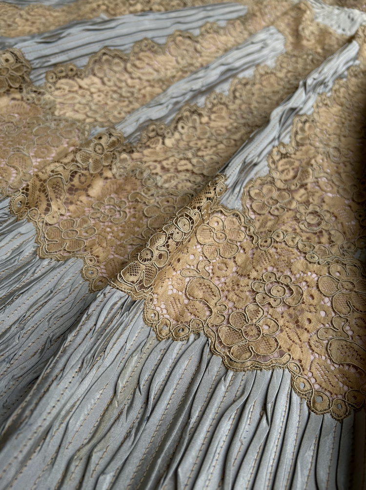 1950s Pleated Corded Lace Detail | 18.01LONDON Archive

Close-up of a 1950s dress featuring knife pleats, corded lace and couture finishing.

A couture detail study combining pleating, corded lace and exceptional mid-century craftsmanship.
