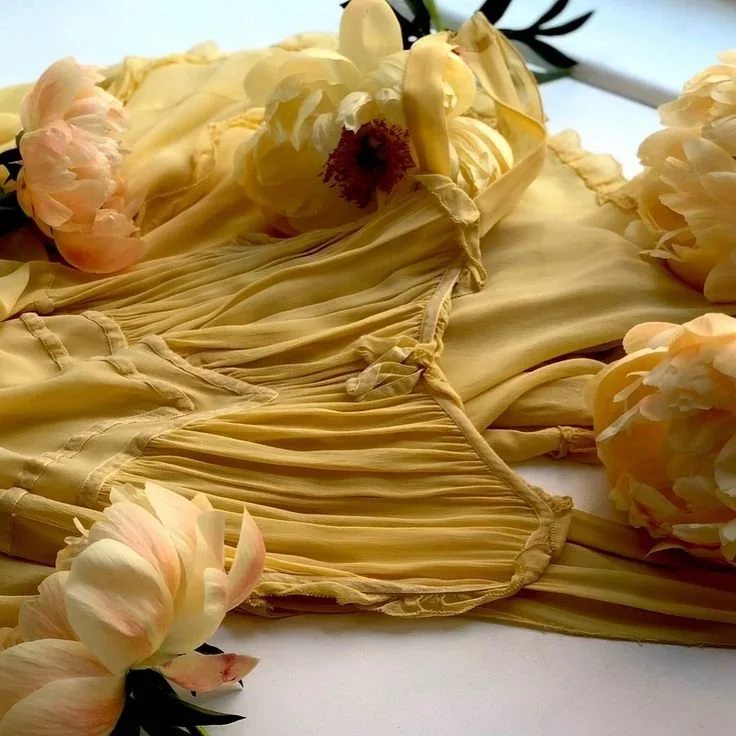 1930s lemon yellow chiffon dress Engineered Pleating in Silk Chiffon
Silk chiffon dress featuring engineered pleats, controlled gathering and fluid drape, offering insight into lightweight construction and movement.
Precision pleating creates rhythm 