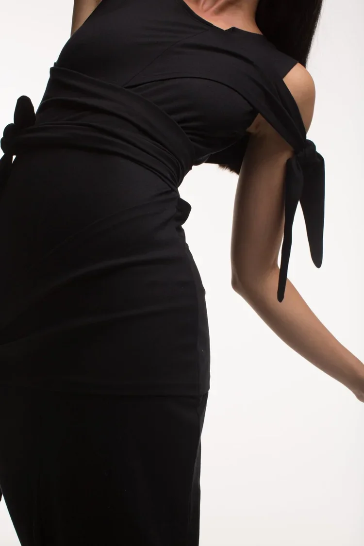 Jil Sander knot dress, Wrapped Jersey Construction
Soft jersey dress using wrapped panels, asymmetric ties and controlled drape to define the silhouette.
Fabric tension replaces seams, allowing the garment to shape naturally around the body.
| 18.01L