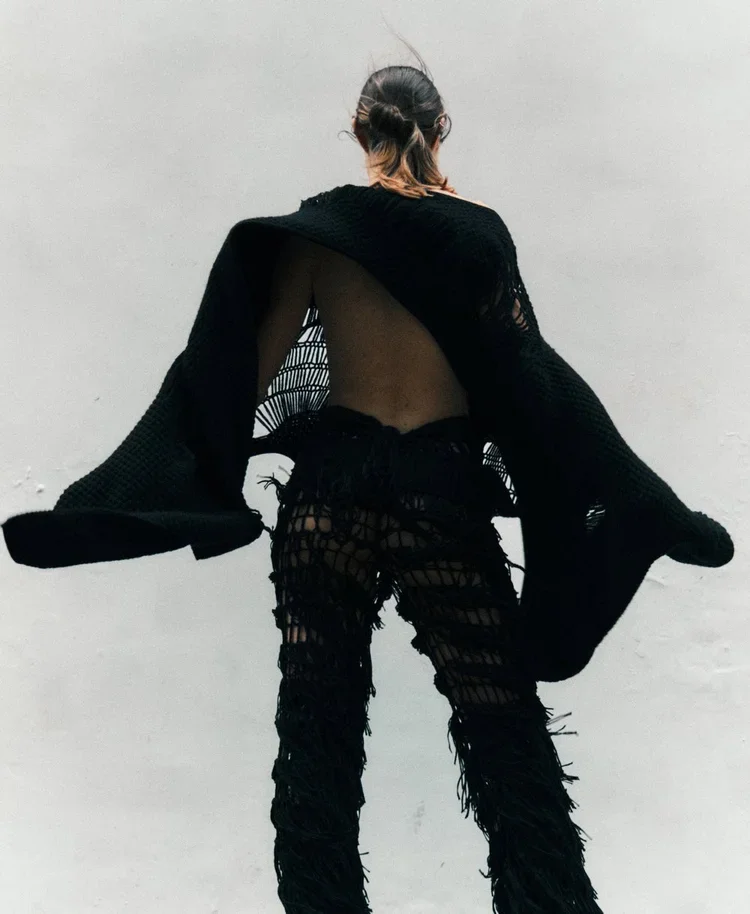 
Mesh Knit Fringe Trouser | 18.01LONDON Archive

Experimental black mesh knit trousers featuring oversized fringe and openwork construction.

Avant-garde knitwear showcasing mesh construction, dramatic fringe detailing and innovative textile techniqu