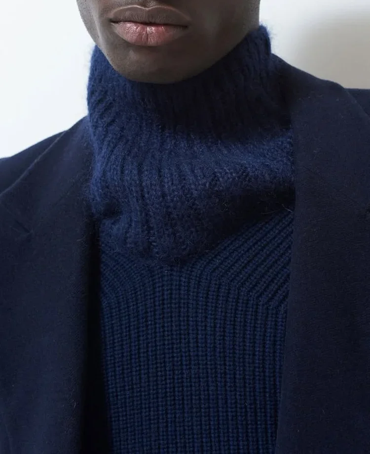 Navy Luxury Knitwear Detail
Close-up of a navy ribbed knit featuring a high funnel neck and luxury wool construction.
Premium knitwear reference highlighting stitch structure, luxury yarns and contemporary menswear design.
| 18.01LONDON Fashion Resea