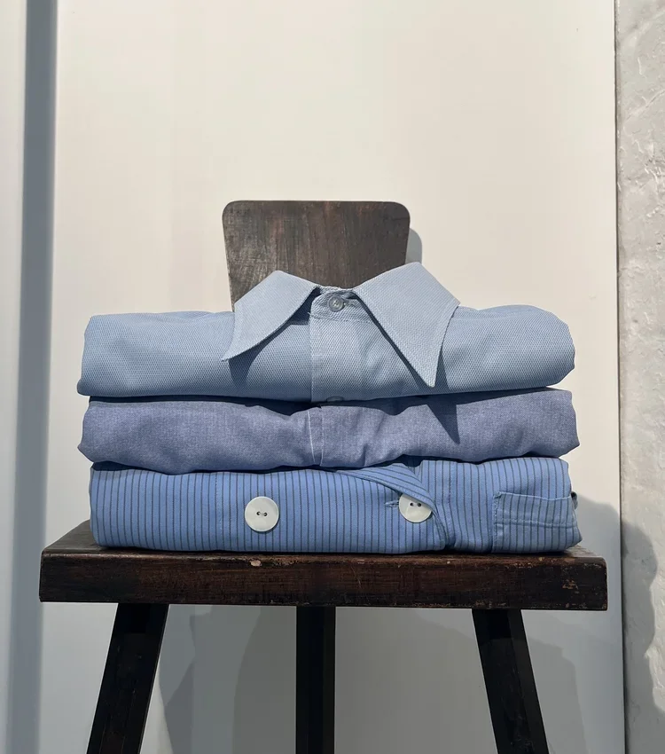 Vintage Indigo Workwear Research | 18.01LONDON Fashion Archive

Folded selection of vintage blue workwear shirts displayed for menswear research.

A curated menswear study exploring indigo workwear, washed cotton textiles and timeless utility-inspire