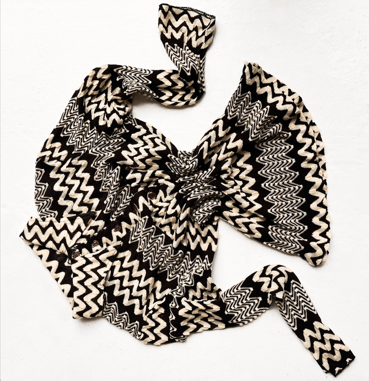 1970s Zigzag Knit Shirt | 18.01LONDON Fashion Archive

1970s knitted shirt featuring bold monochrome zigzag pattern and oversized scarf ties.

A striking 1970s knit shirt showcasing graphic pattern, texture and vintage knitwear construction.
