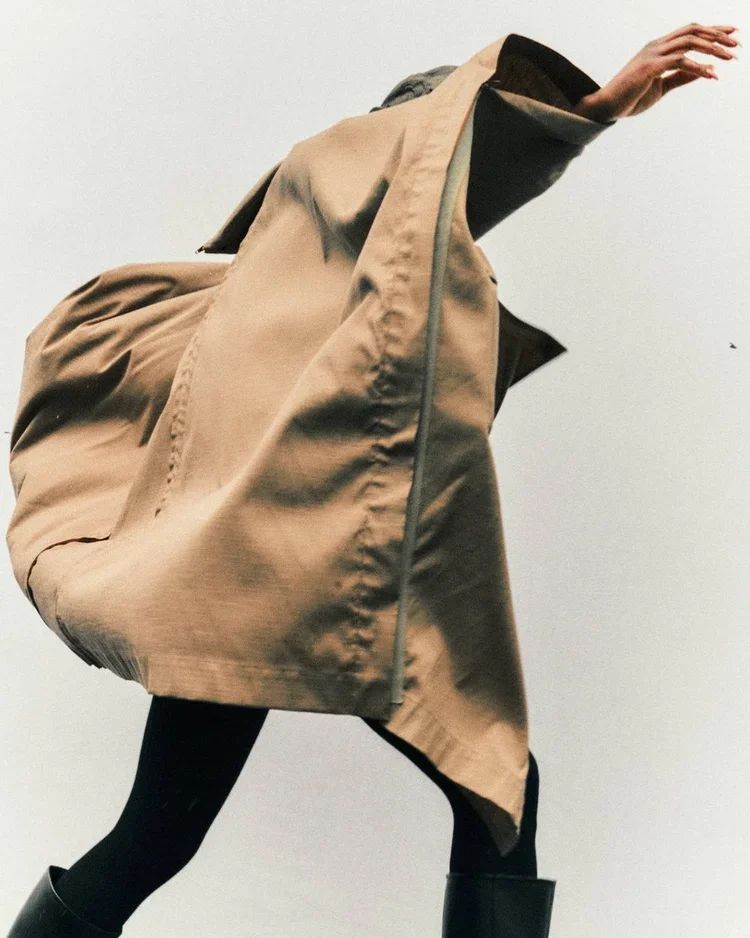 Issey Miyake Bonded and seamsealed structural parka coat. Architectural Outerwear Study | 18.01LONDON Fashion Research Archive
Oversized technical trench coat with exaggerated volume, generous proportions and clean construction, illustrating contempo