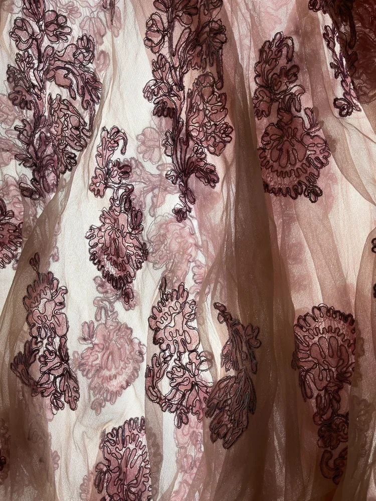 1950s Corded Lace Embroidery | 18.01LONDON Archive

Close-up of blush tulle featuring intricate corded lace embroidery and layered transparency.

A detailed study of 1950s corded lace showcasing couture embroidery, transparent textiles and delicate h