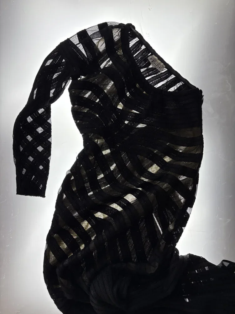 Gianfranco Ferré Wave Knit Dress | 18.01LONDON Archive

Black Gianfranco Ferré knit dress featuring sculptural wave-like openwork construction.

Gianfranco Ferré knitwear demonstrating sculptural textile engineering, transparent construction and arch
