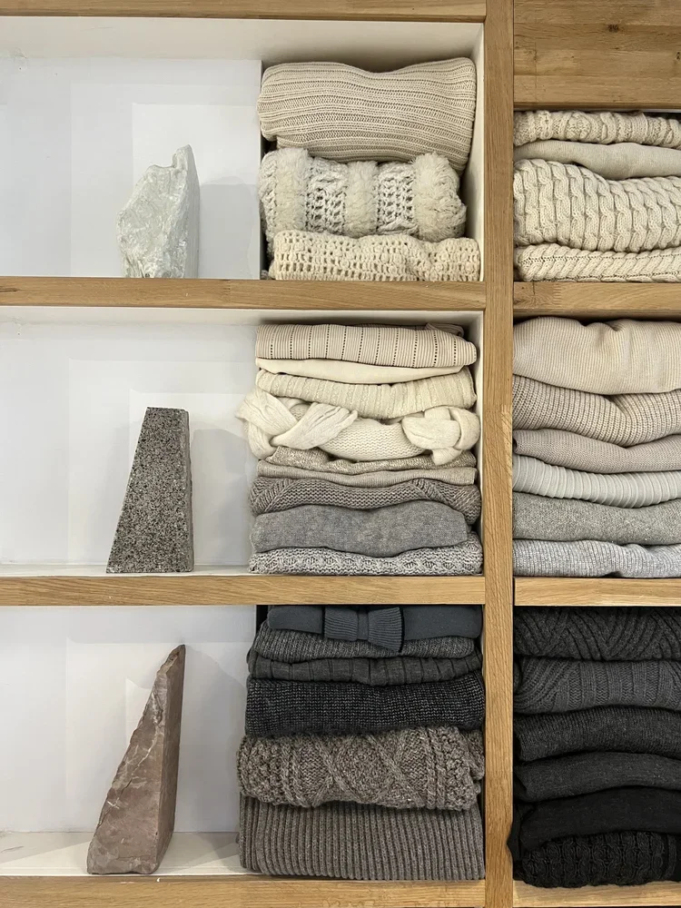 Leader of London Knitwear research. Knitwear Material Library at the 18.01LONDON library
Archive rail of knitwear organised by colour, weight and stitch structure, providing comparative references for silhouette, texture and material development.
Vie