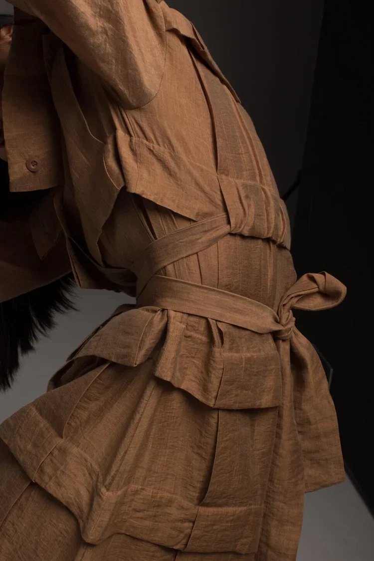 Issey Miyake Linen Pleated coat, Belted Layer Construction
Belted outerwear study balancing layered panels, soft structure and wrapped construction, revealing how volume can be controlled through tension and restraint.
Layering and belting transform 