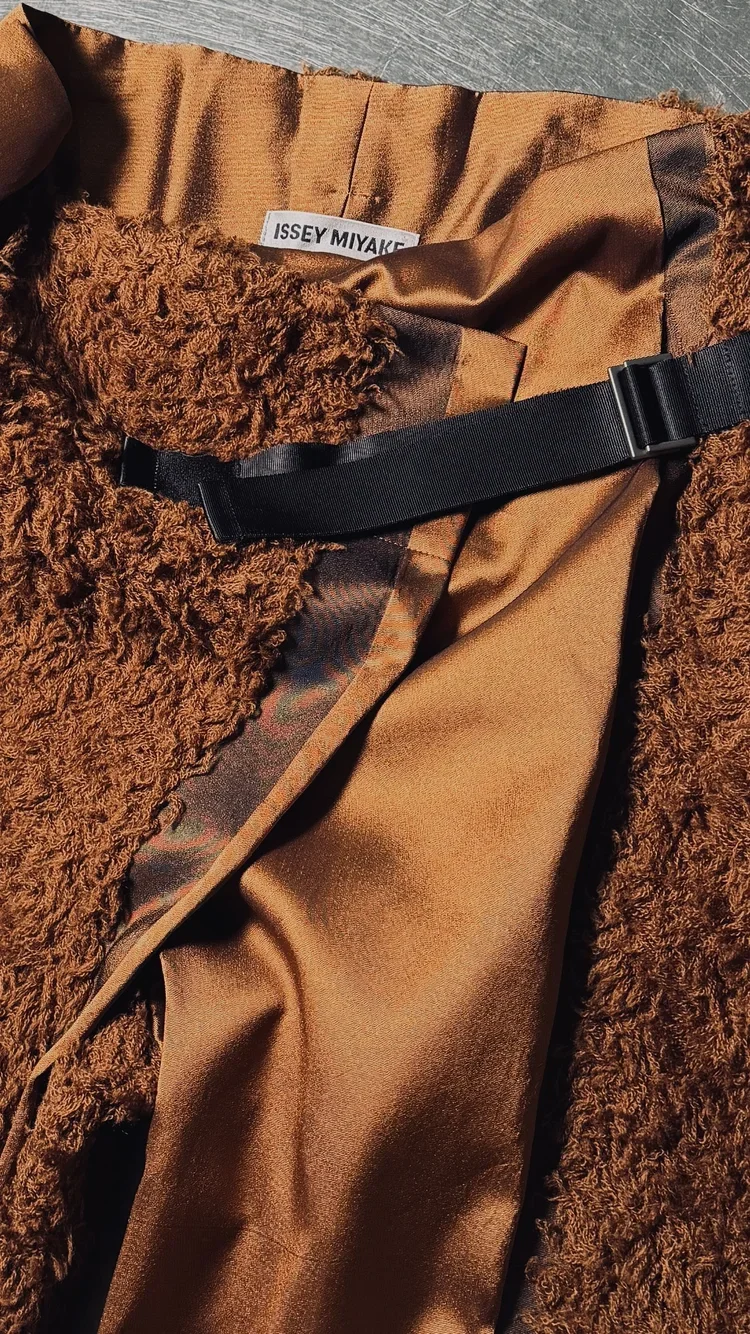 Issey Miyake Faux Fur Trouser Construction | Fashion Research Archive London
Interior detail of an Issey Miyake faux fur trouser showing satin lining, engineered construction and technical fastening.
Interior construction detail from an Issey Miyake 