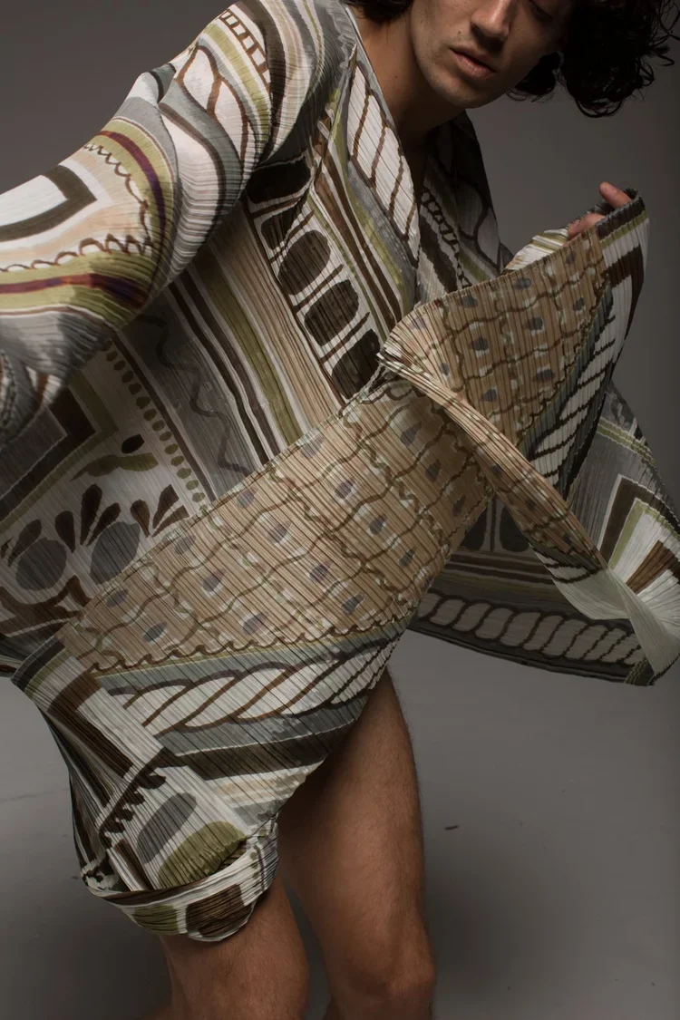 Issey Miyake plisse kaftan, Engineered Print & Pleated Movement
Pleated printed textile combining engineered graphics with fluid construction, demonstrating how print placement interacts with movement and garment form.
Print becomes part of the const