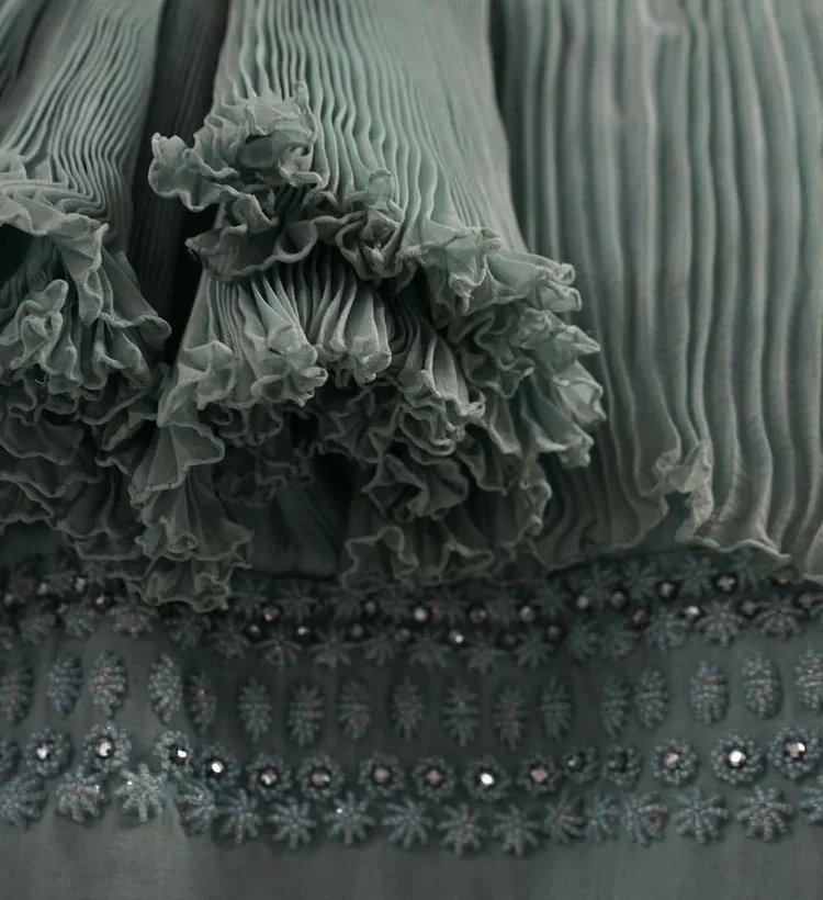 1950s Couture Pleated Gown Detail | 18.01LONDON Archive

Close-up of a pale green couture gown featuring finely pleated chiffon, cascading ruffles and embroidered embellishment.

An exquisite 1950s couture gown showcasing hand pleating, silk chiffon 