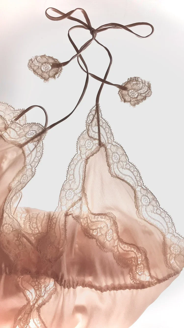 
1930s Silk Lace Lingerie | Historic Fashion Archive | 18.01LONDON

1930s silk lingerie featuring delicate lace edging and fine bias-cut silk construction.

Historic 1930s silk lingerie demonstrating refined lace craftsmanship, bias cutting and excep