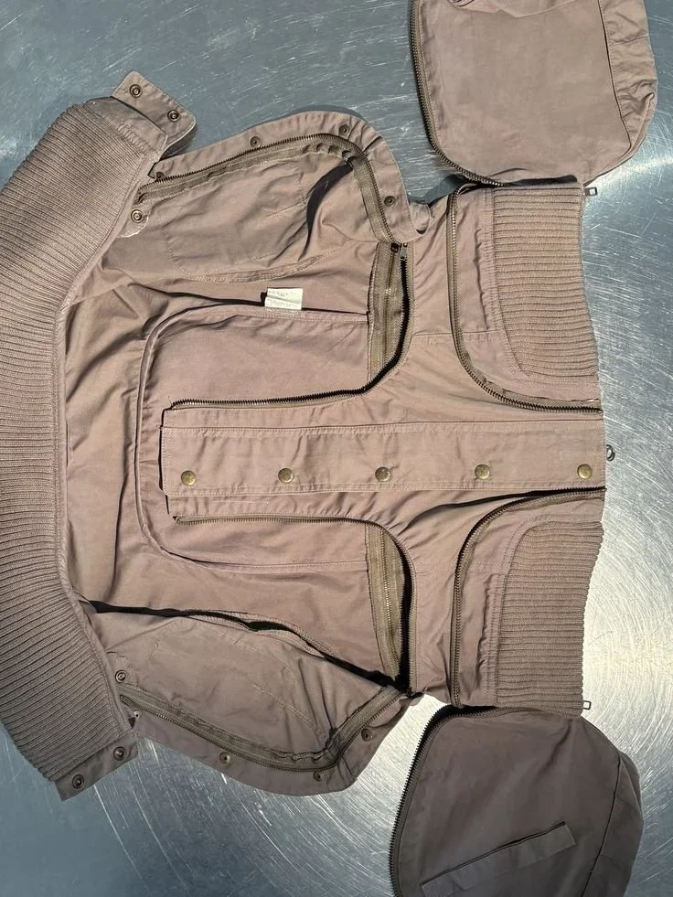 Transformable Japansese Zip Utility Jacket Construction | 18.01LONDON Fashion Archive
Alt Text
Interior construction of transformable utility jacket with multiple zip systems, detachable panels and rib knit detailing.
Meta Description
An innovative t