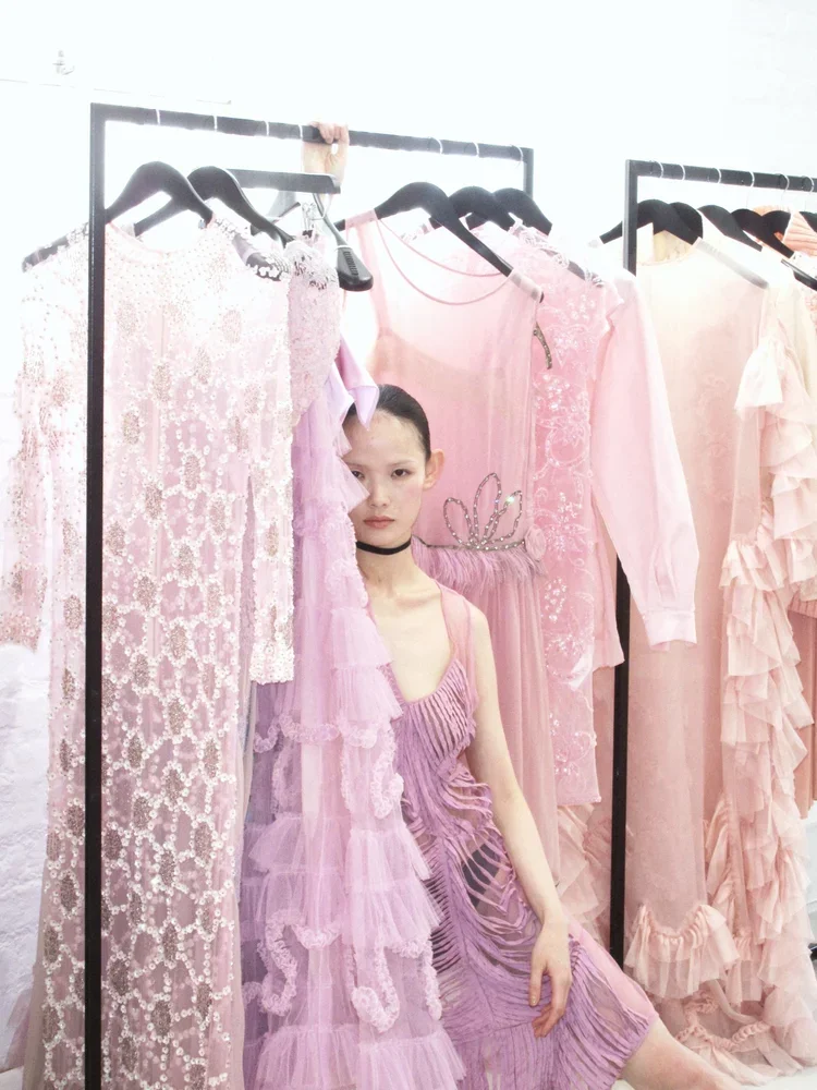 Pink Couture Technique Collection | 18.01LONDON Fashion Archive

Selection of pink couture gowns displaying pleating, beadwork, sequins and ruffle construction.

A curated archive of couture techniques including hand pleating, embellishment, ruffles 