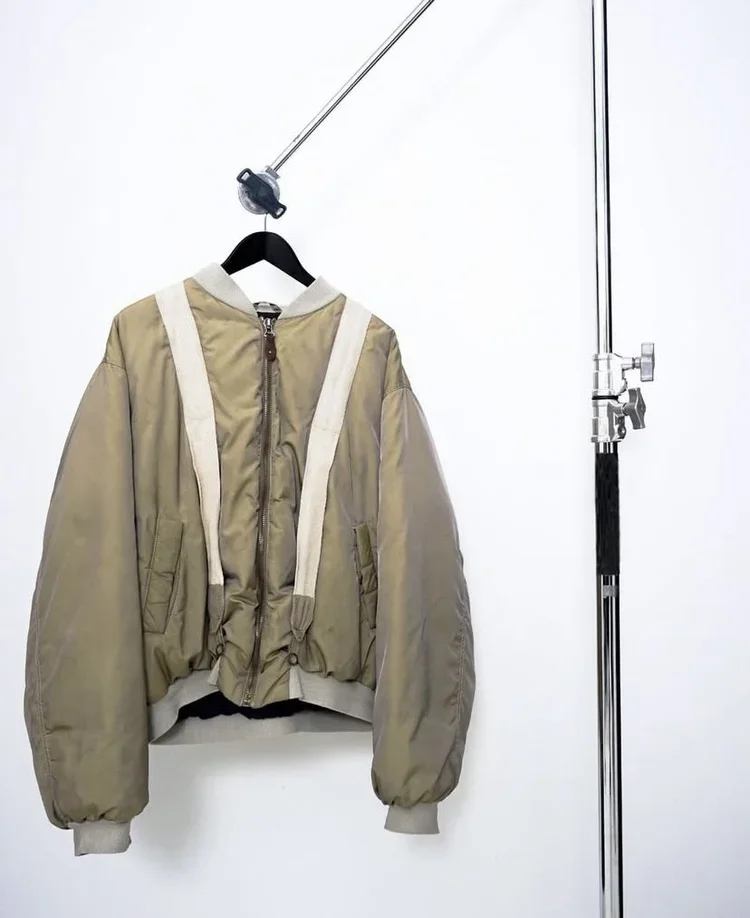 Emporio Armani Bomber Jacket | 18.01LONDON Fashion Archive
Vintage Emporio Armani bomber jacket featuring suspender-inspired detailing and oversized proportions. Documented Emporio Armani bomber jacket exploring utility-inspired detailing, oversized 