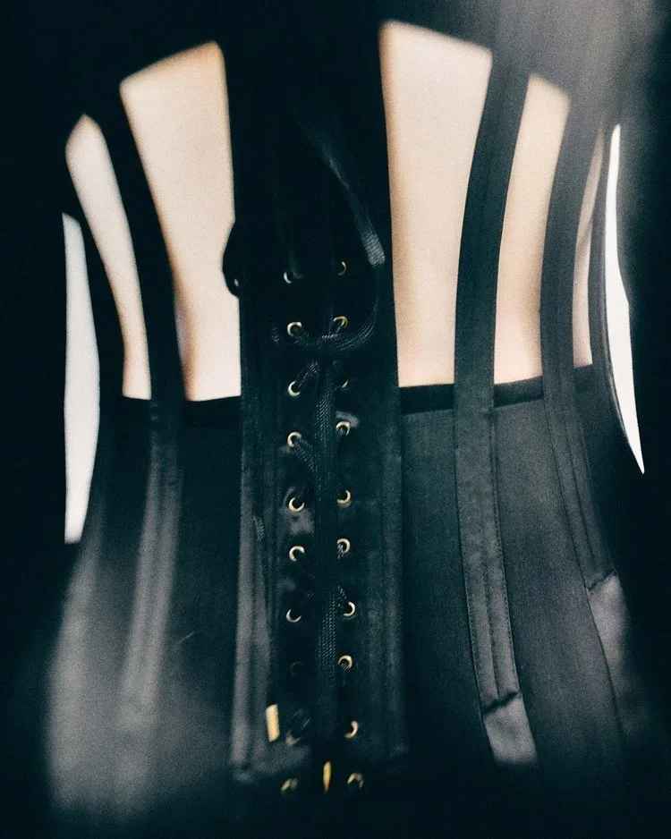 
Jean Paul Gaultier Bonded Corset Jacket | 18.01LONDON Archive

Close-up of a Jean Paul Gaultier bonded corset jacket featuring exposed boning, lace-up fastening and sculptural tailoring.

An iconic Jean Paul Gaultier corset jacket showcasing archite