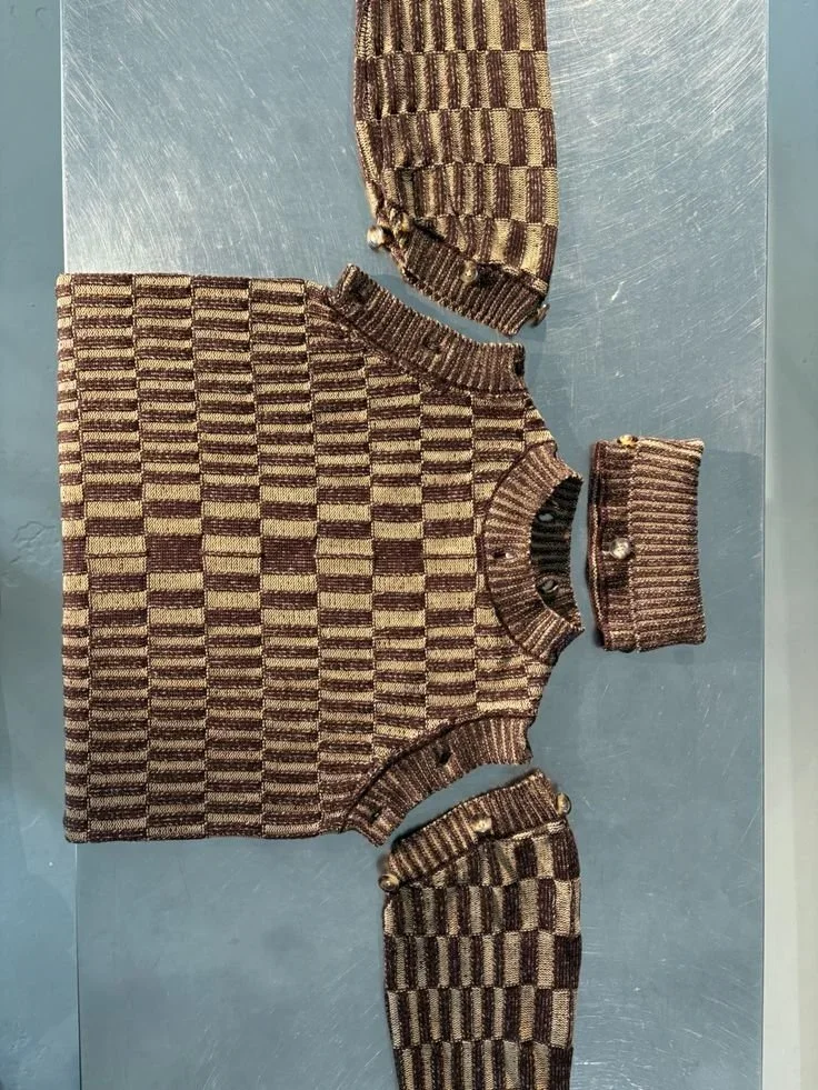 
Transformable Knit Garment | 18.01LONDON Fashion Archive

Transformable knit garment featuring modular sleeves and engineered construction with geometric pattern.
Meta Description
Innovative knitwear exploring modular construction, interchangeable c