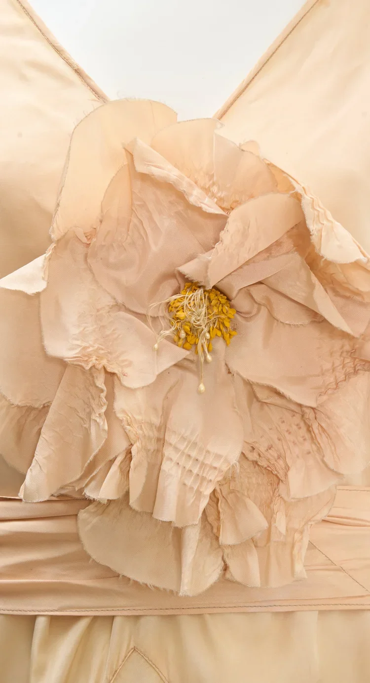 1930s Organza Floral Couture Detail | Vintage Fashion Archive

Close-up of a 1930s couture flower created from layered organza petals.

Beautiful 1930s couture floral embellishment demonstrating intricate textile manipulation, layered organza and exc