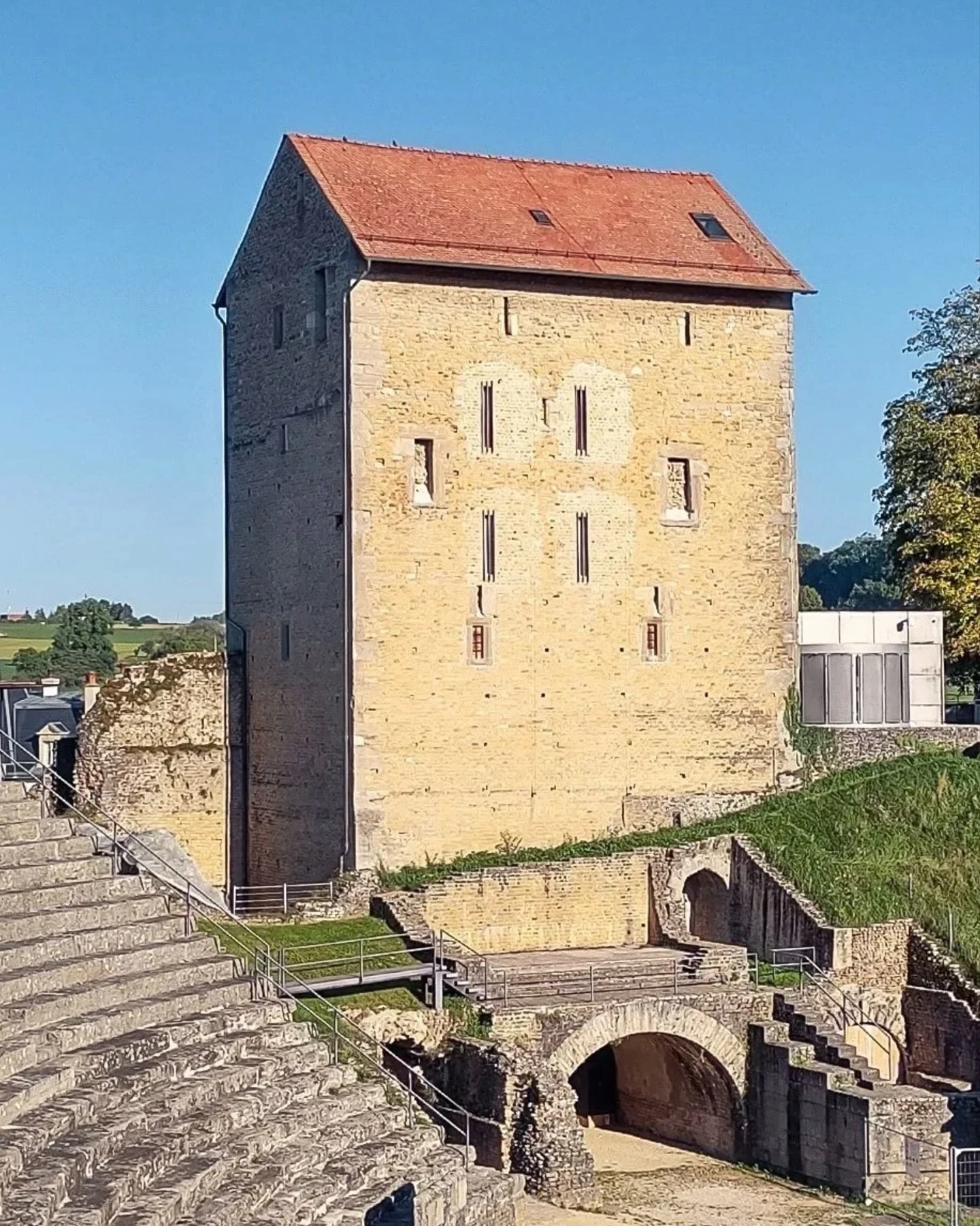 Le Conseil Communal avenchois s&rsquo;est r&eacute;uni le jeudi 20 octobre 2025 afin de statuer sur trois pr&eacute;avis.

Le premier pr&eacute;avis concernait le remplacement de l&rsquo;&eacute;clairage public sur l&rsquo;ensemble de la commune, pou