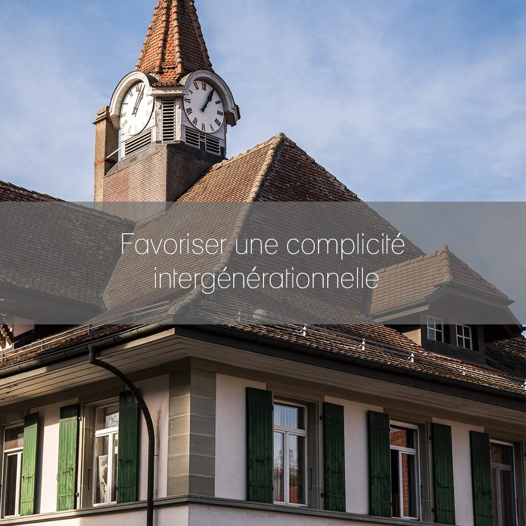 Une horloge d'église avec un toit en tuiles rouges, en haut d'une tour sur un bâtiment ancien, avec un ciel bleu en arrière-plan.