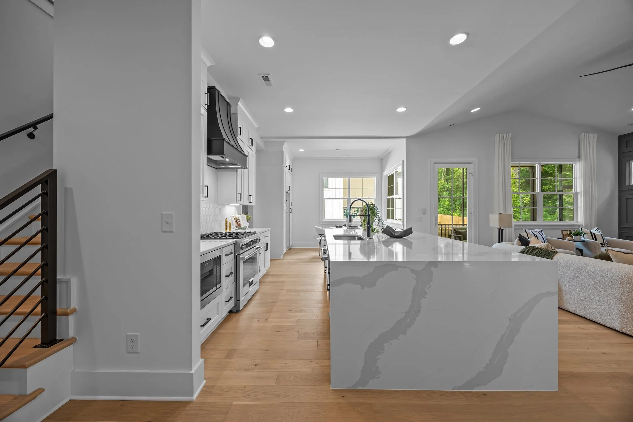 30-web-or-mls-3945 Plainview Rd HDR  027.jpg