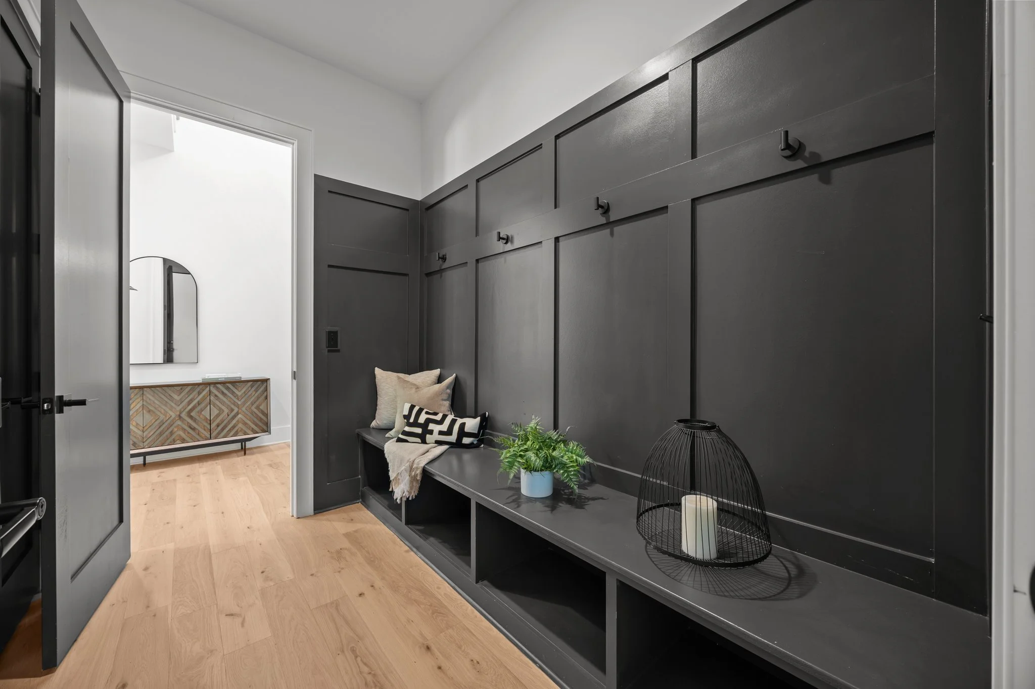 24-web-or-mls-3953 Plainview Rd HDR  012.jpg