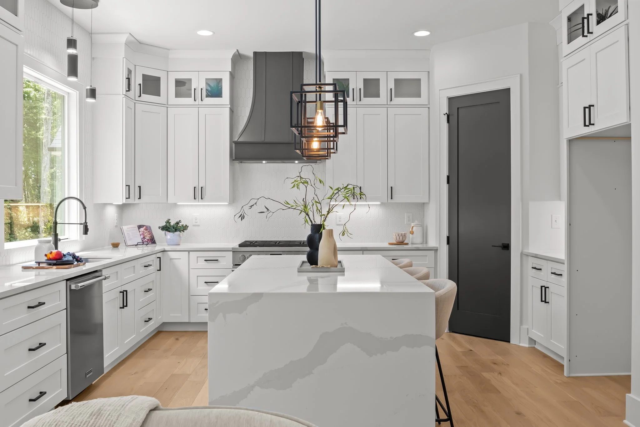 32-web-or-mls-3937 Plainview Rd HDR 024.jpg