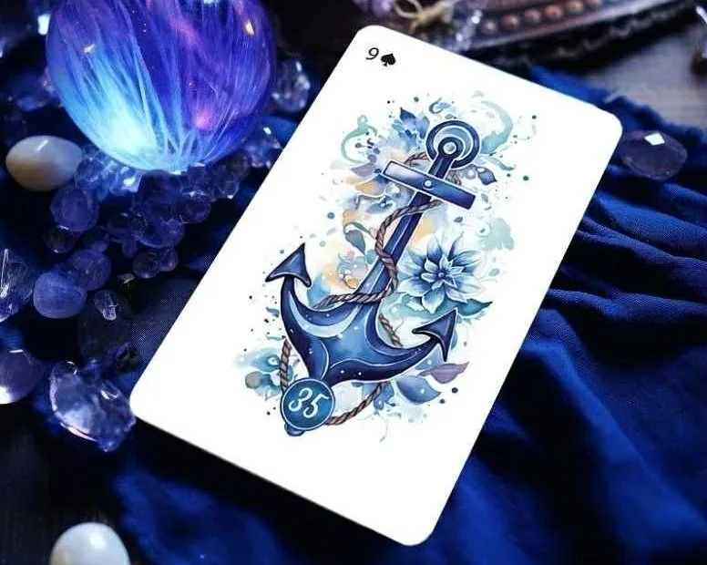 Trois cartes de tarot disposées sur une toile beige, entourées de bijoux, plumes et coquillages.