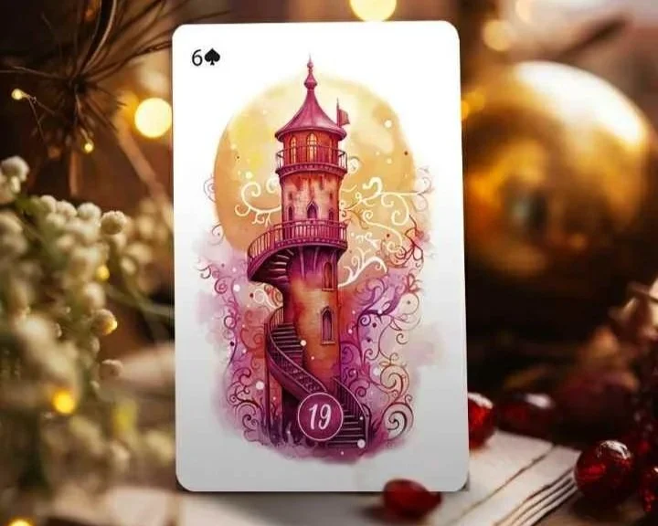 Trois cartes de tarot posées sur un tissu beige, entourées de coquillages, de plumes et de bijoux. La première carte à gauche montre une femme avec un corbeau, la deuxième carte au centre montre une femme avec des oiseaux, et la troisième carte à droite montre une figure avec des flammes et des inscriptions "READY" et "90".