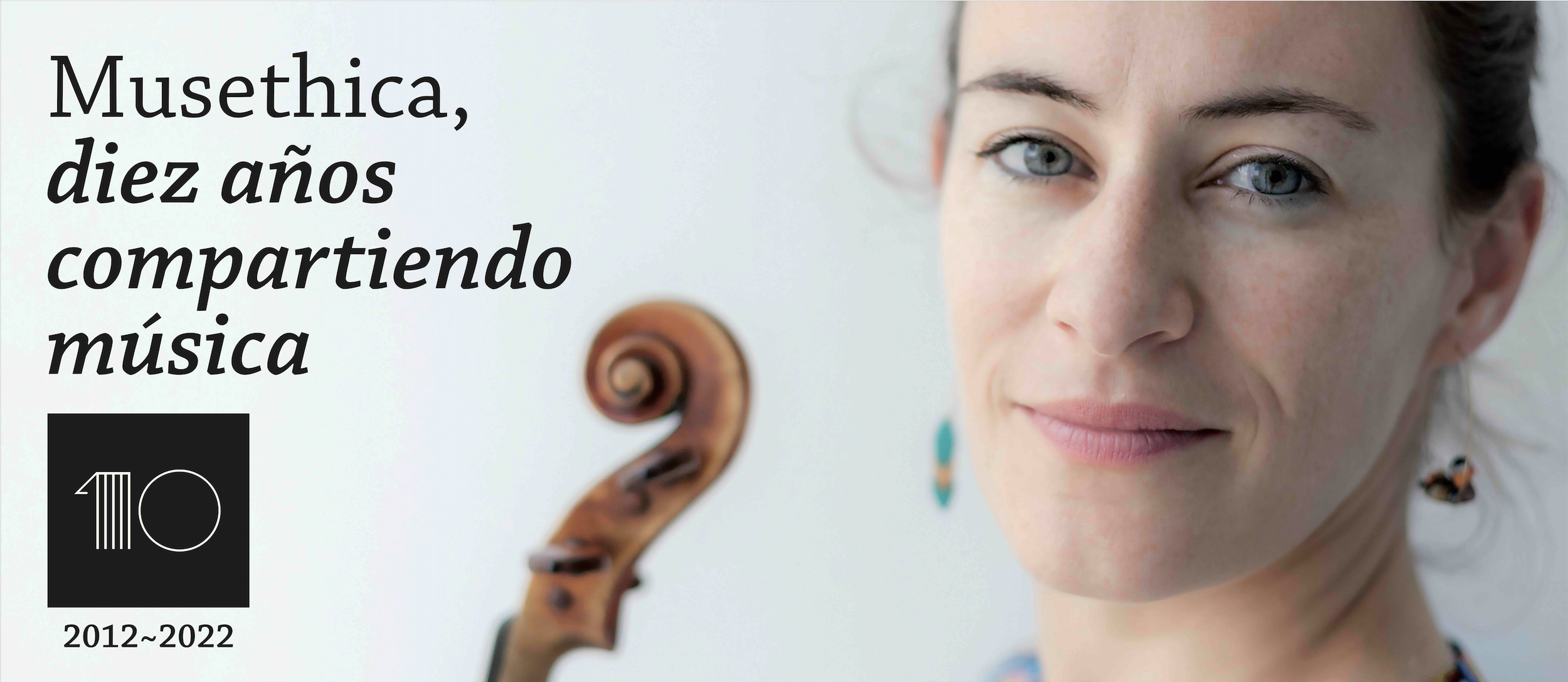 Retrato de una mujer con cabello rubio y ojos azules, sosteniendo un violín, celebrando diez años de compartir música.