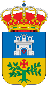 Escudo heráldico con corona real en la parte superior, dividido en tres partes: la superior azul con una puerta y un castillo blanco, la central con una banda amarilla y un símbolo rojo, y la inferior con un árbol verde y una cruz roja.