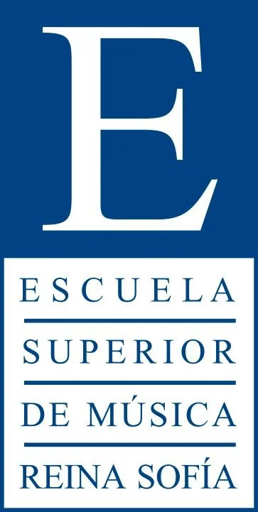 Logotipo de la 'Escuela Superior de Música Reina Sofía' en fondo azul.