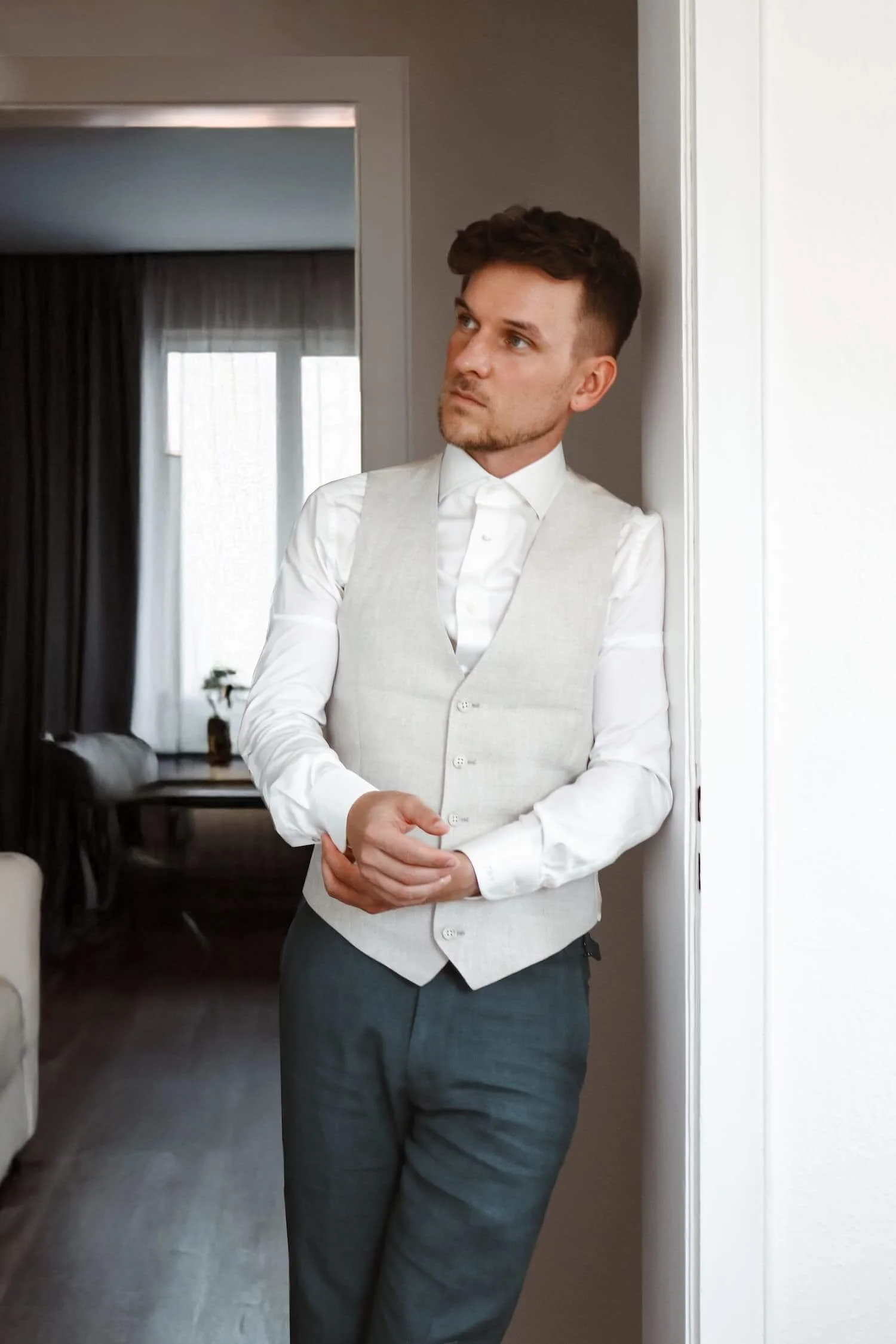 Bräutigam bereitet sich auf seine Hochzeit in Ulm vor – stilvolles Getting-Ready-Foto.