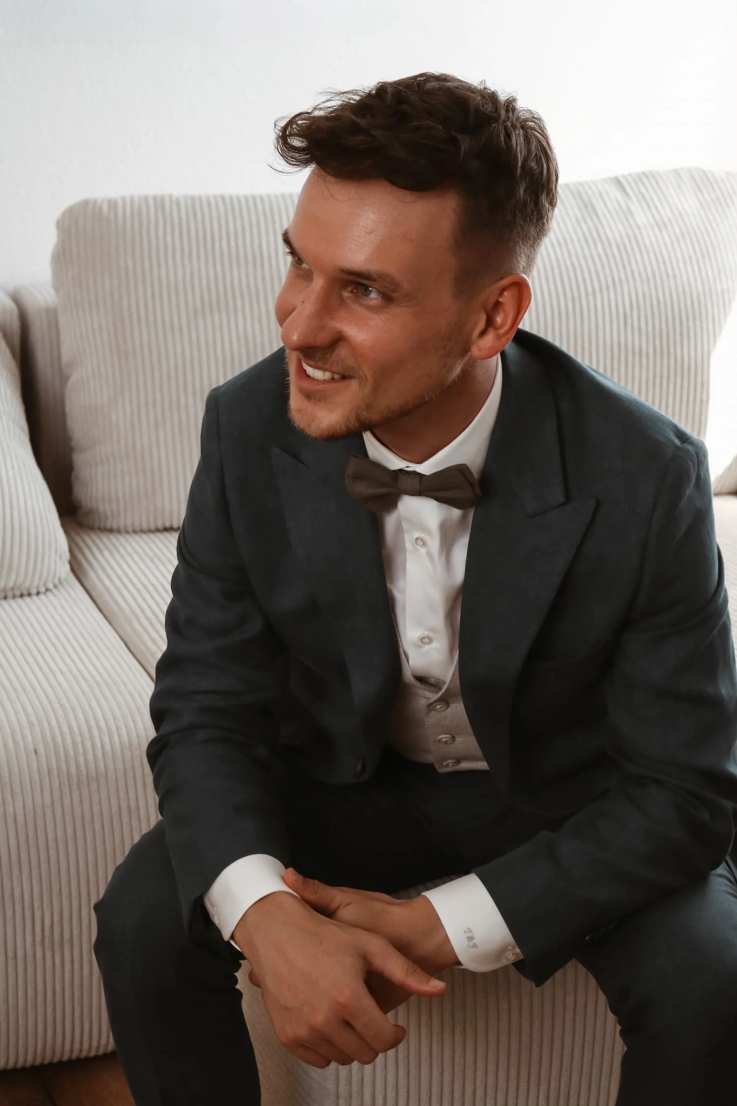 Bräutigam beim Getting Ready auf seiner Hochzeit in Biberach an der Riß.