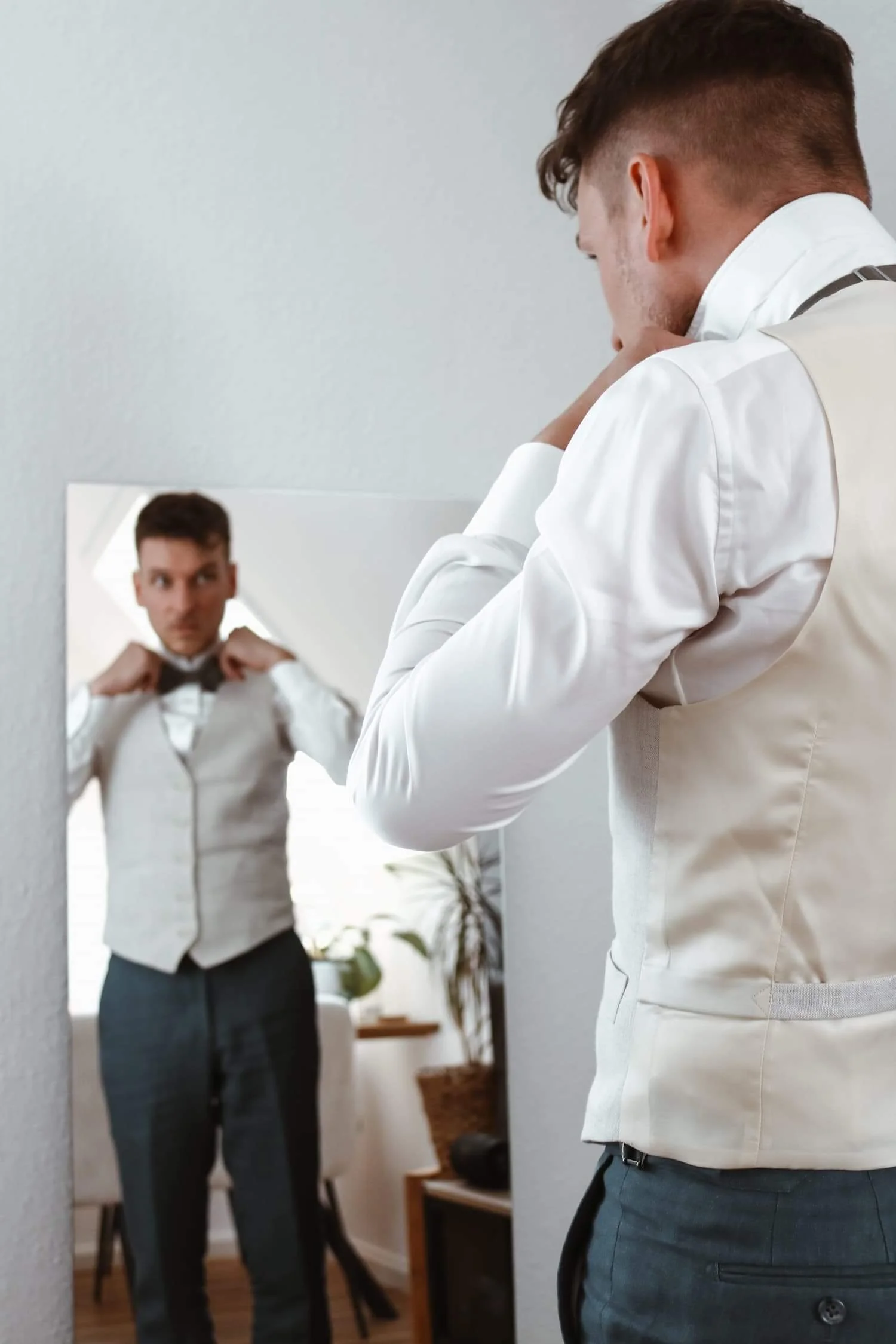 Bräutigam beim Getting Ready vor dem Spiegel – emotionale Hochzeitsvorbereitung in Biberach an der Riß.