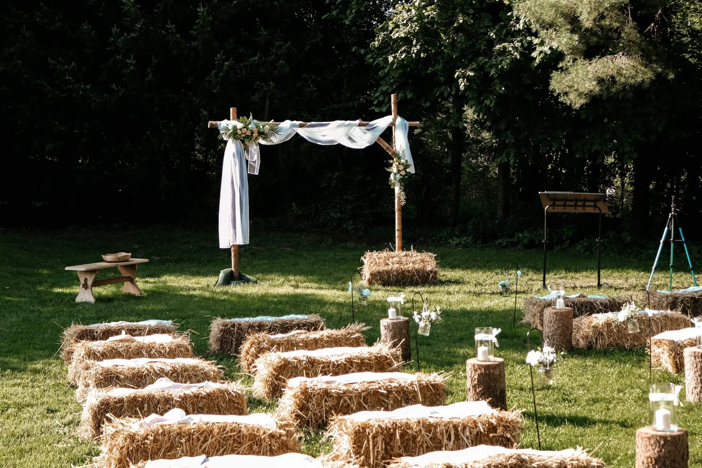 Romantische freie Trauung mit rustikaler Hochzeitsdekoration auf einer Wiese in Illertissen.