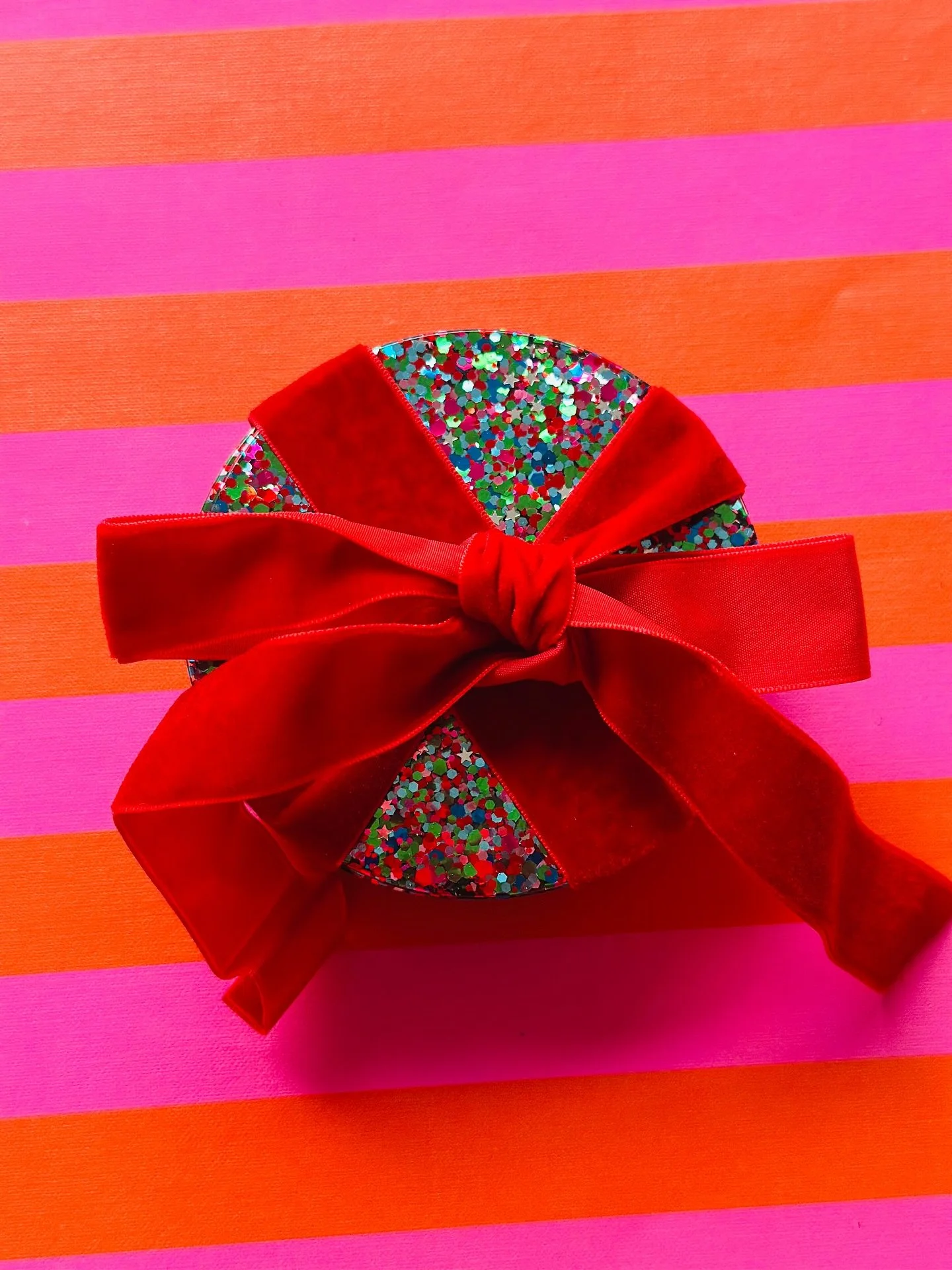 Coasters just got a whole lot cuter! Check these out! Free shipping until Nov. 22nd. Website in bio. 😉. #perfectgift #coasters #entertaining #entertainingathome #hostessgift #holidayseason #holiday #glitter #tistheseason #shoplocal #explorecharlesto