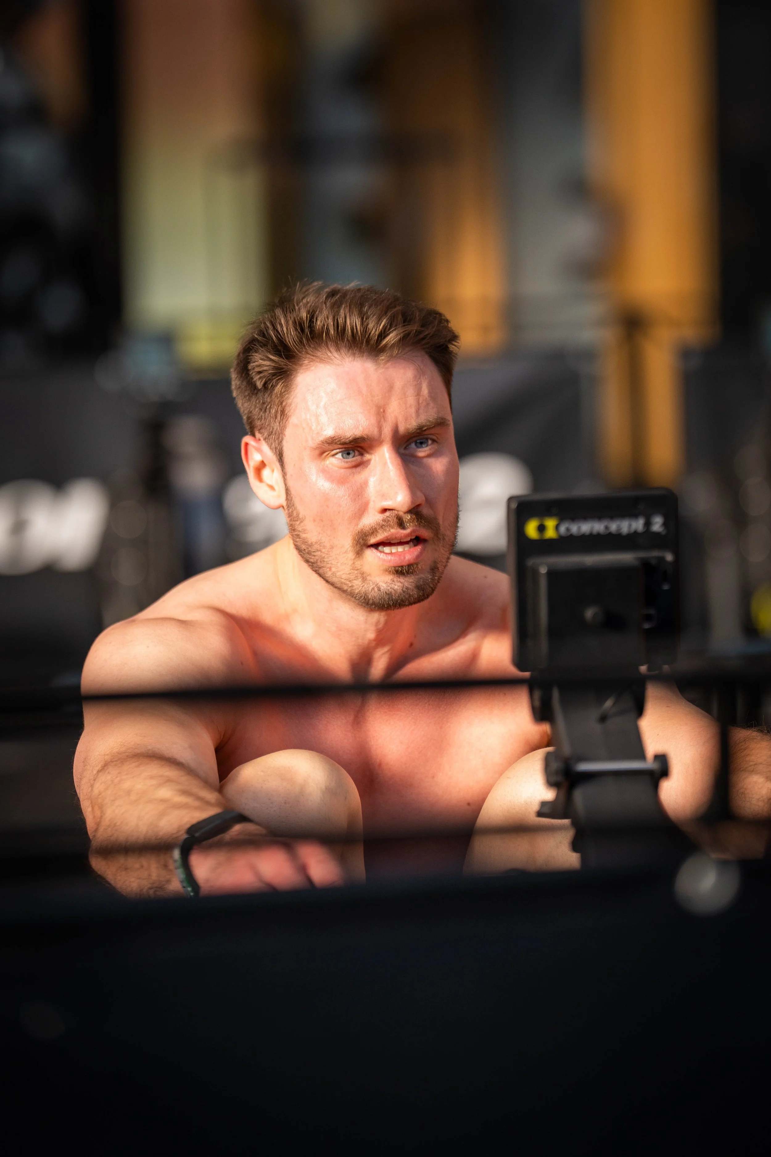 Fitnessfotografie van een sporter in de gym tijdens een krachttraining of HYROX voorbereiding.
