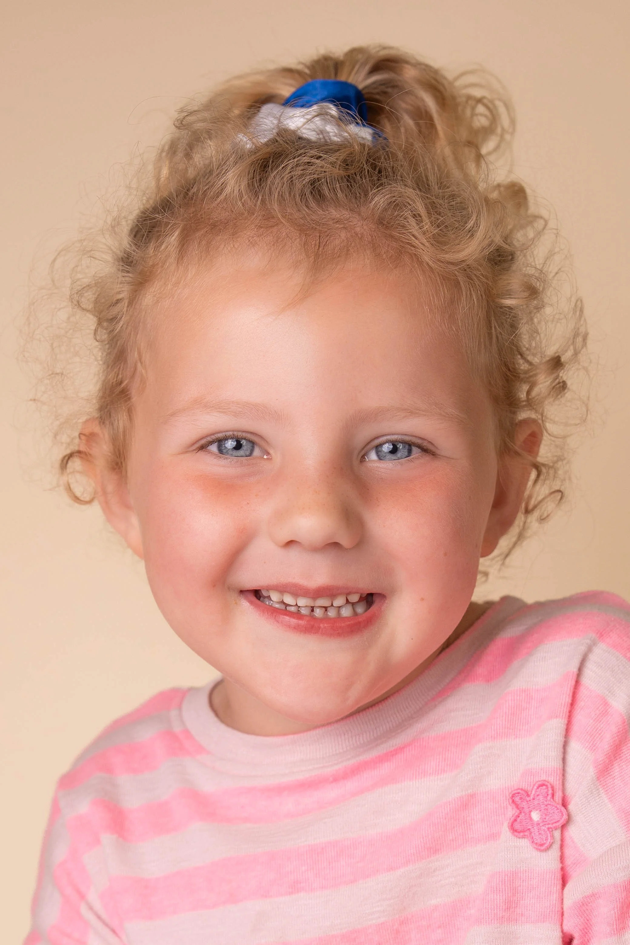 Natuurlijk kinderportret tijdens schoolfotografie voor basisscholen en kinderdagverblijven.