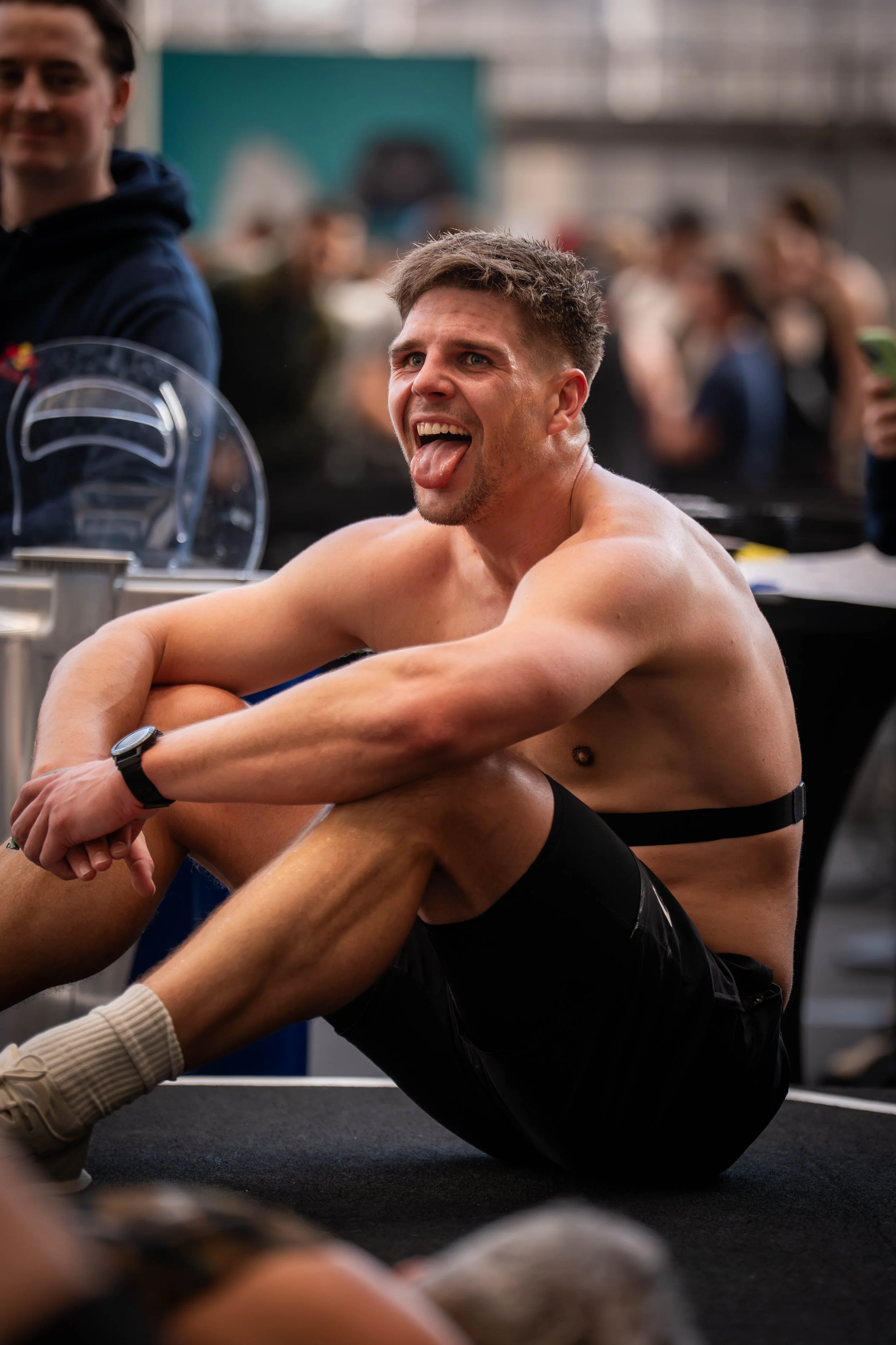 Sportfotografie van een HYROX atleet tijdens een rustmoment na een intensieve race.