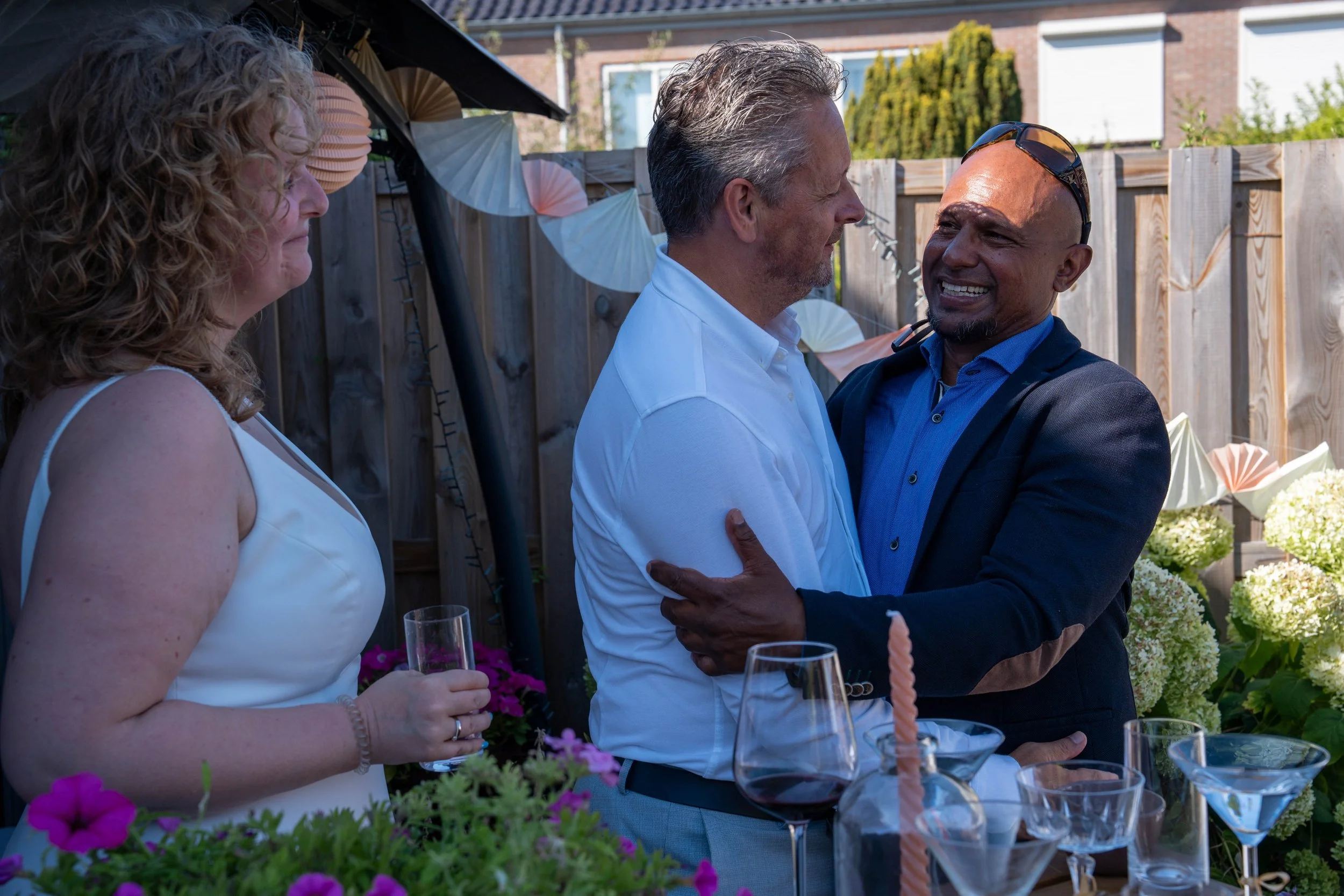 Trouwfotografie van spontane momenten tussen gasten tijdens een bruiloftsborrel.