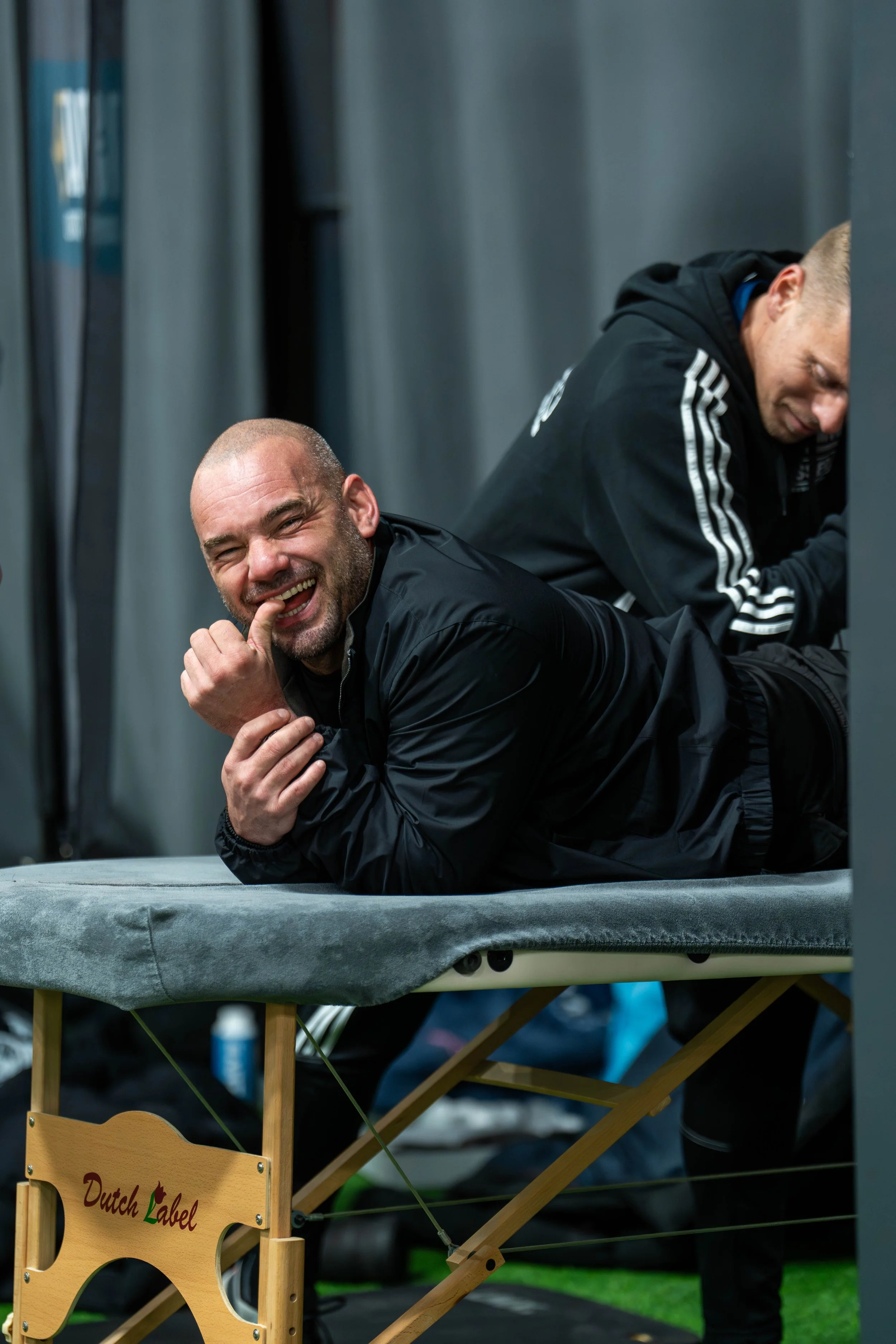 Sportfotografie van atleten tijdens herstel en ontspanning na een intensieve training.