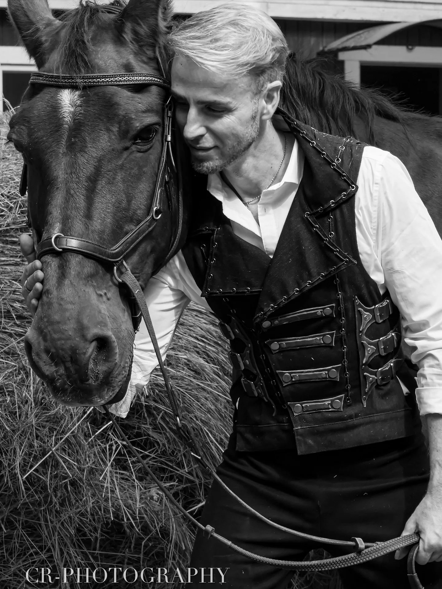 📷📷📷

#līgasbērziņaszirgustallis 
#latvia🇱🇻 
#farm 
#latvija 
#photographer 
#photograph 
#countryside 
#europe 
#photoshoot 
#summer 
#blackandwhitephotography