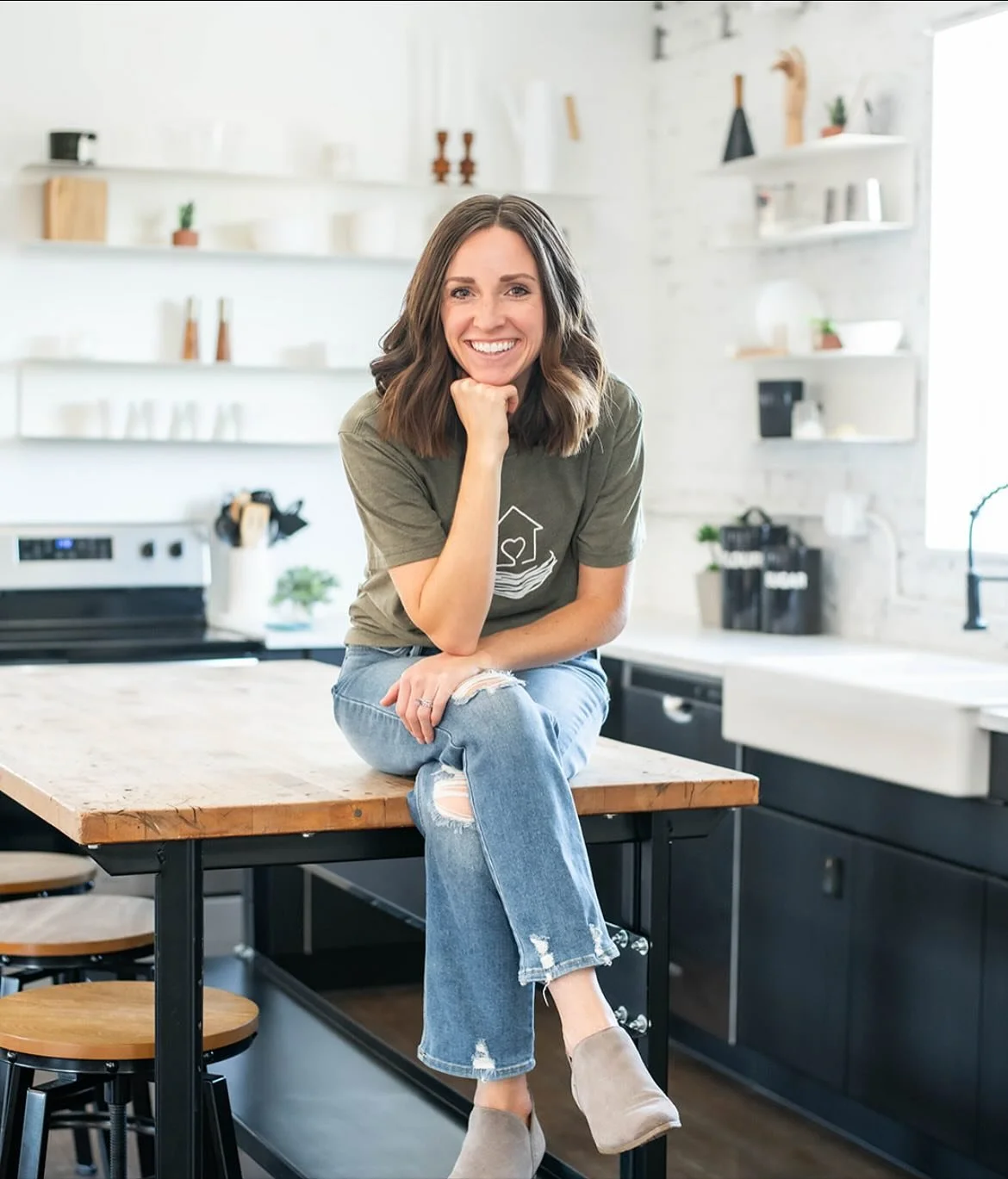 Excited to introduce another mom behind Moms Who Ohio &mdash; meet Ashley, the founder of @renewyournest, a full-service home organization and decluttering business helping busy families in Dayton, OH get control of the clutter, feel confident mainta