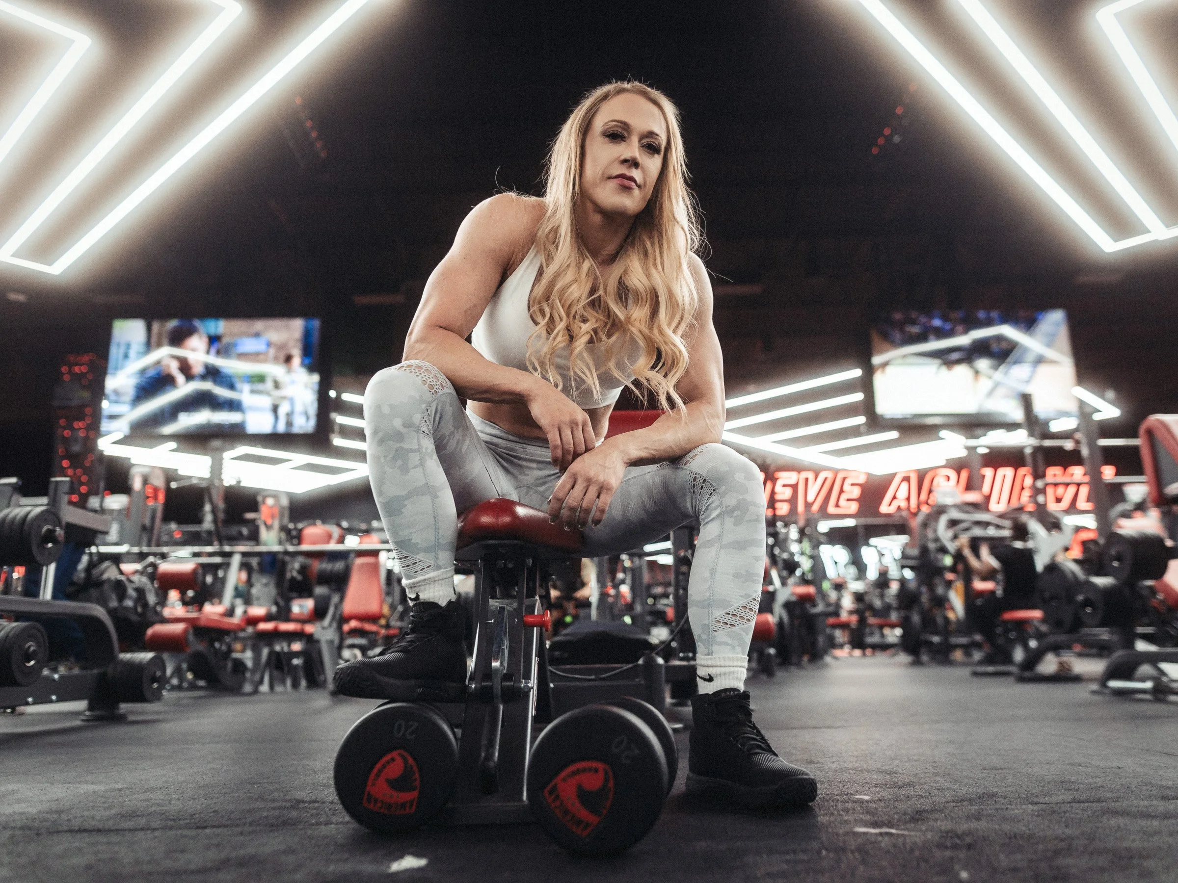 Fitness editorial portrait combining strength, style, and clean composition.