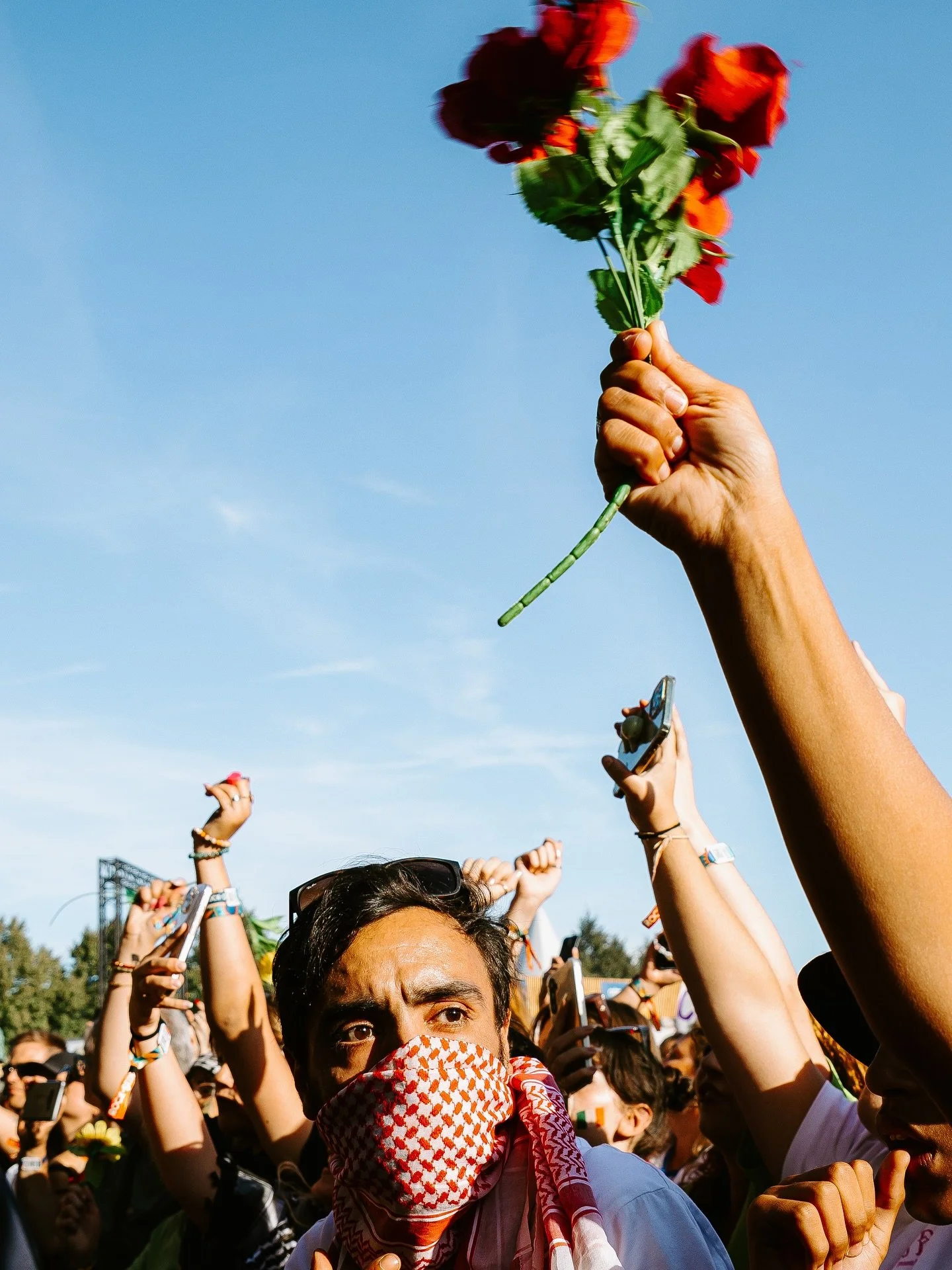 Probablement une des photos dont je suis le plus fière cette année. Elle m’évoque l’empathie, la solidarité, la force collective. Un mélange d’indignation et d’espoir qui met en action.
Pris