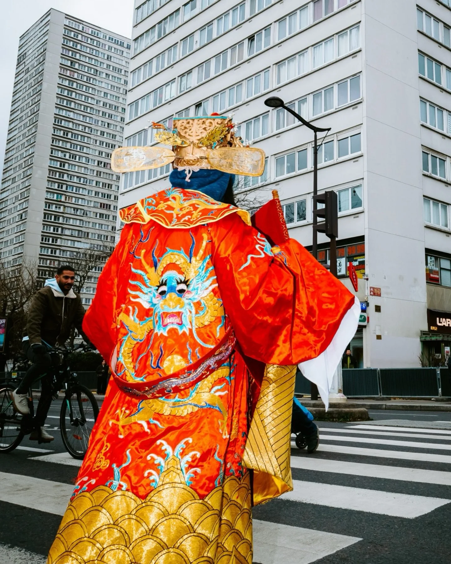 La t&ecirc;te dans les archives et la larme &agrave; l&rsquo;&oelig;il. Merci 2025 🥹

#photographe #paris #2025 #photographie