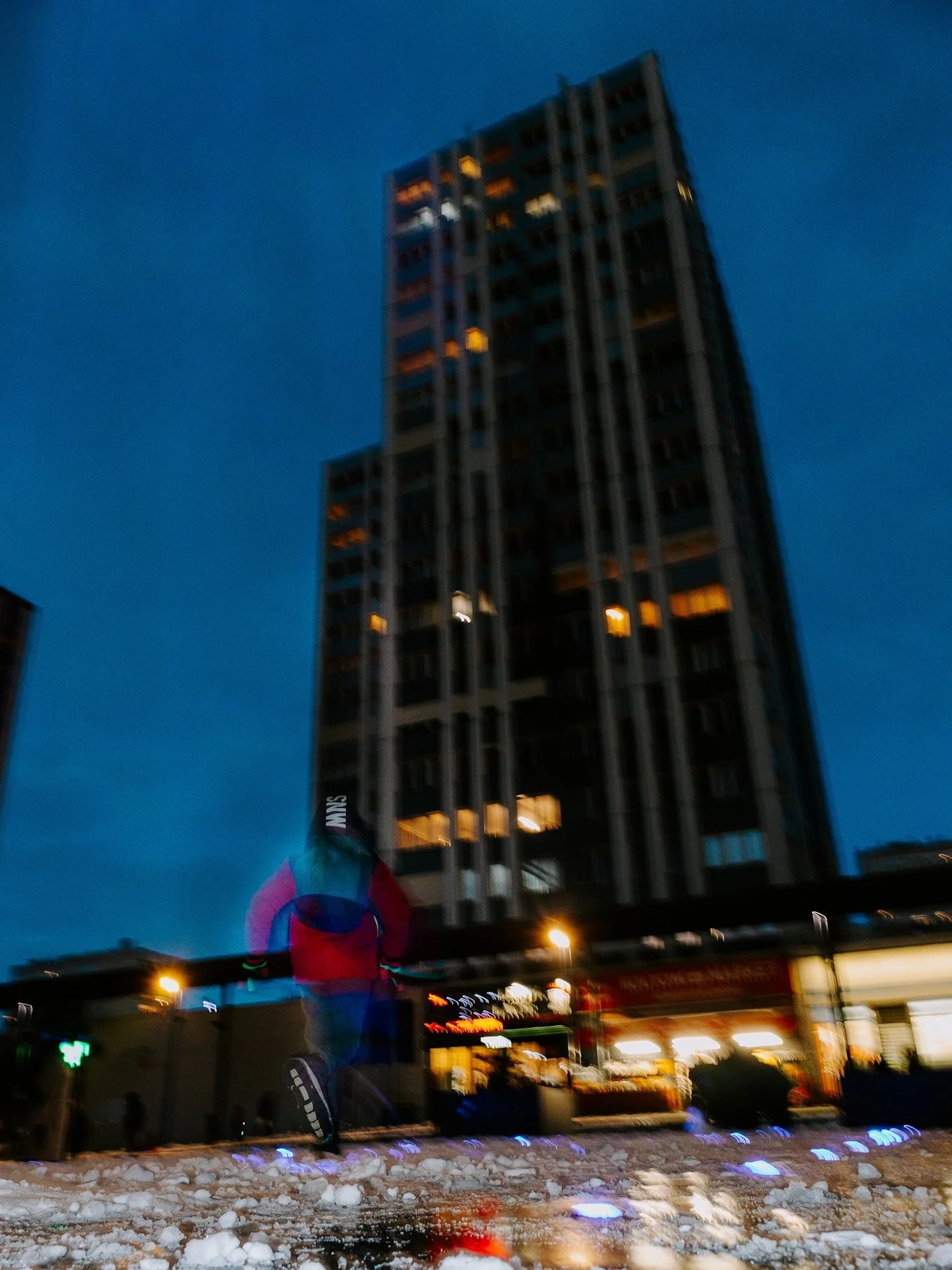 Paris blanc, heure bleue, ciel ros&eacute;

#paris #streetphoto #photographie #streetphotography #snow