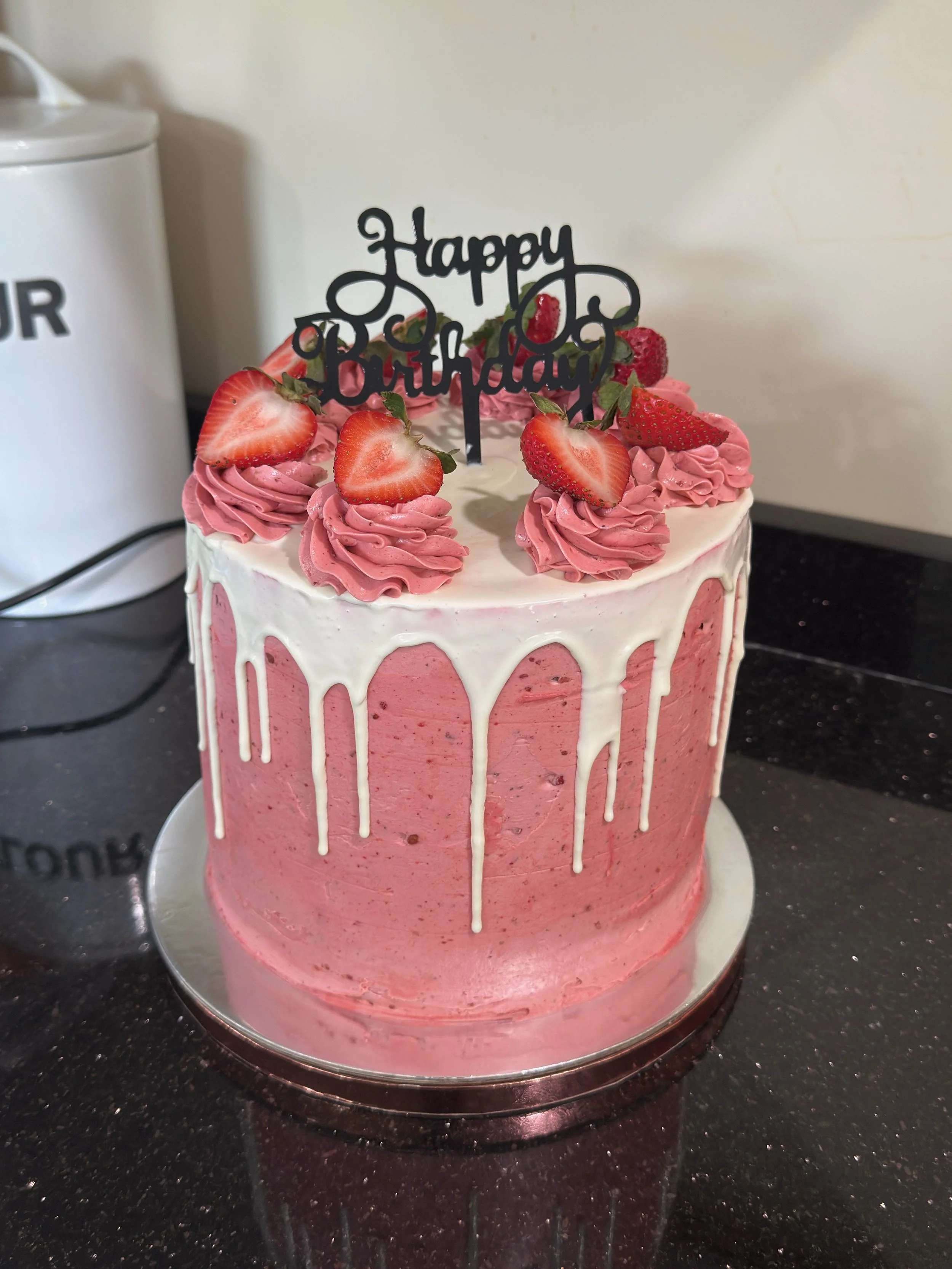 strawberry cake with fresh strawberries 
