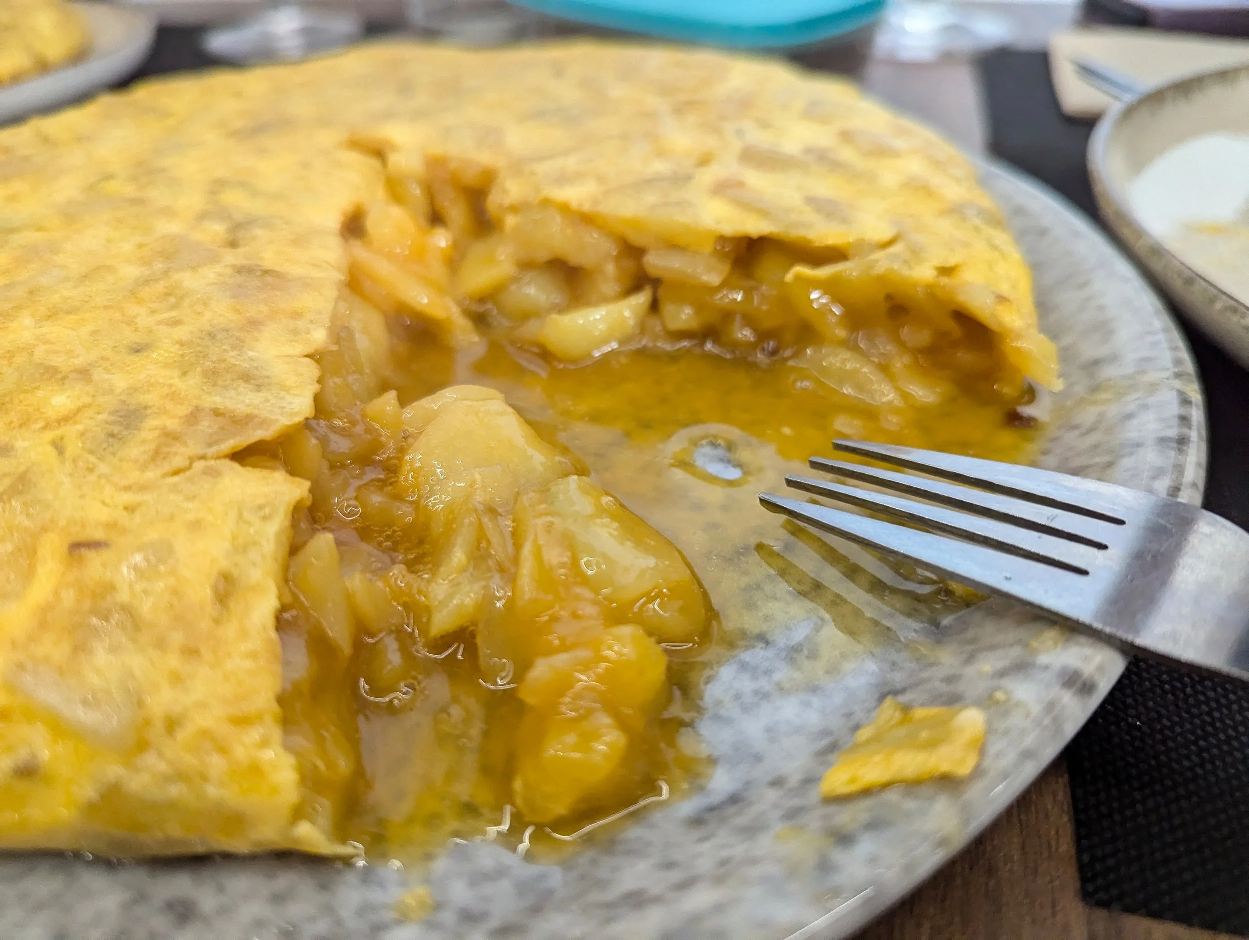 Imagen de archivo de una tortilla de patatas poco hecha